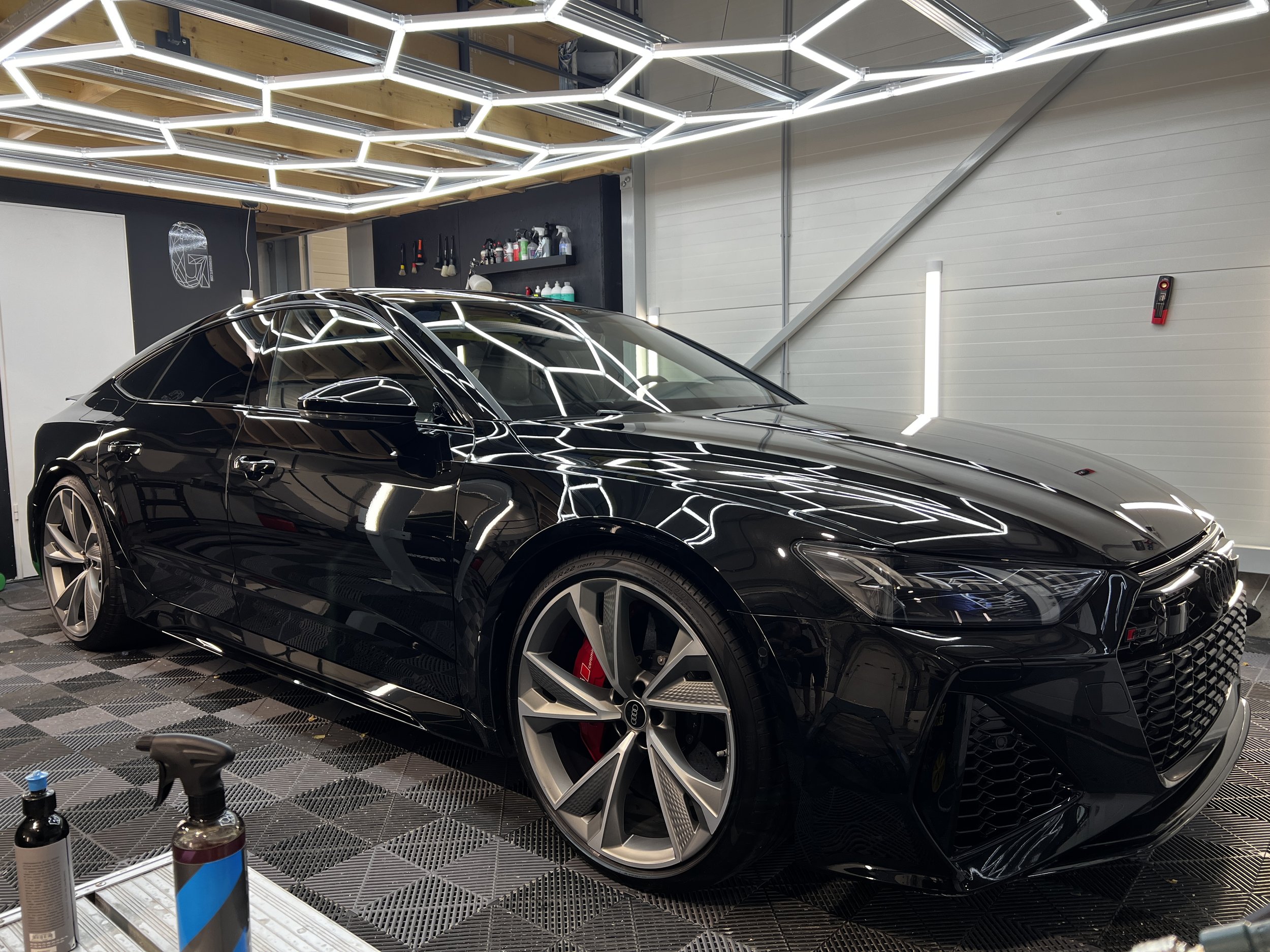 Rankinė automobilių plovykla Šiauliuose – detalus automobilio plovimas
Profesionalus rankinis automobilių plovimas ir priežiūra Šiauliuose
Premium automobilių plovimas ir automobilio išorės valymas Šiauliuose
Detalus išorės plovimas ir ratlankių valy