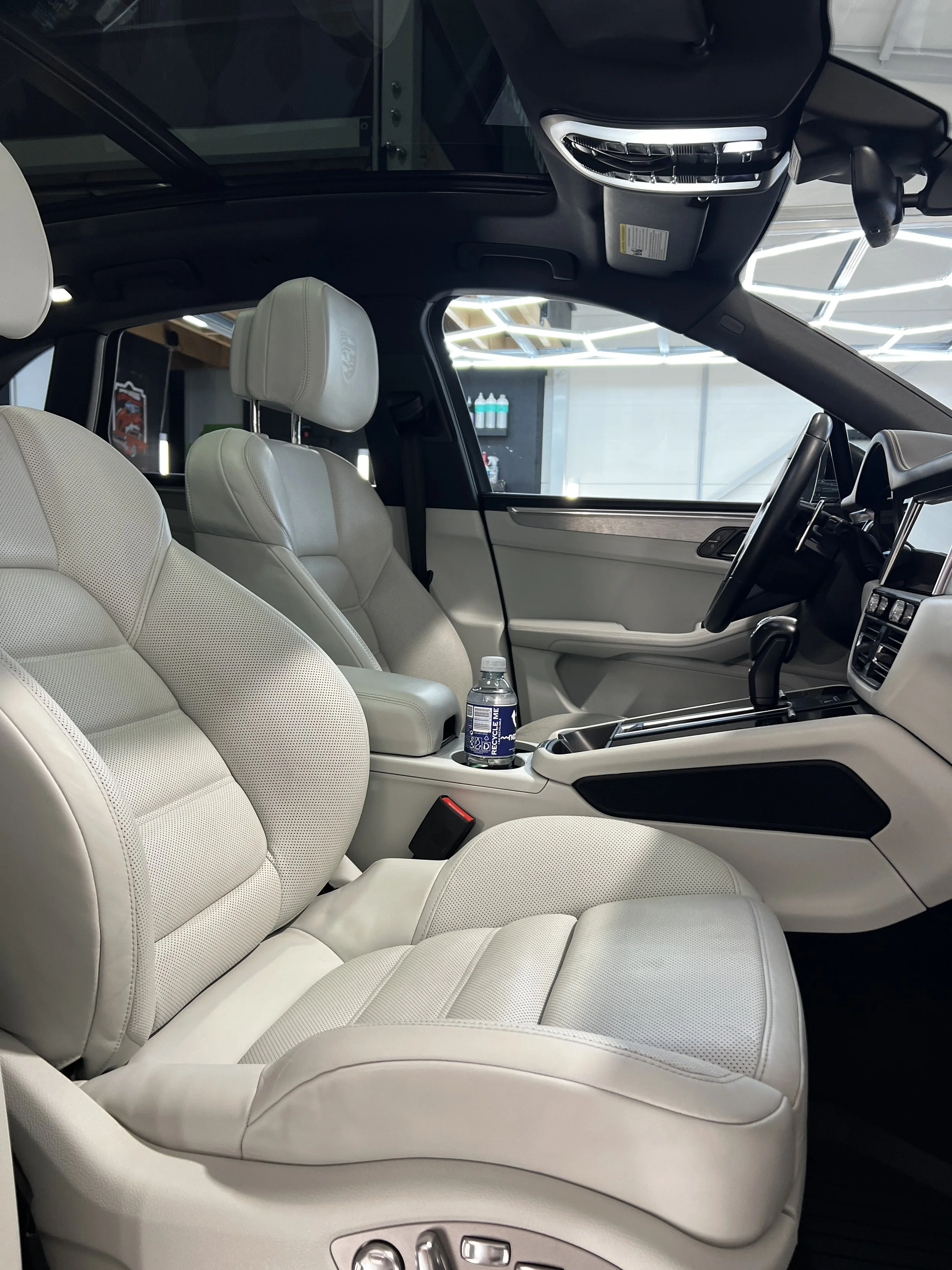 Detalus automobilių salono valymas Šiauliuose – prieš ir po rezultatai  Cheminis automobilio salono valymas Šiauliuose – giluminė švara  Automobilio salono valymo paslaugos Šiauliuose – profesionalus darbas  Vidaus valymas Šiauliuose – sėdynių, kilim