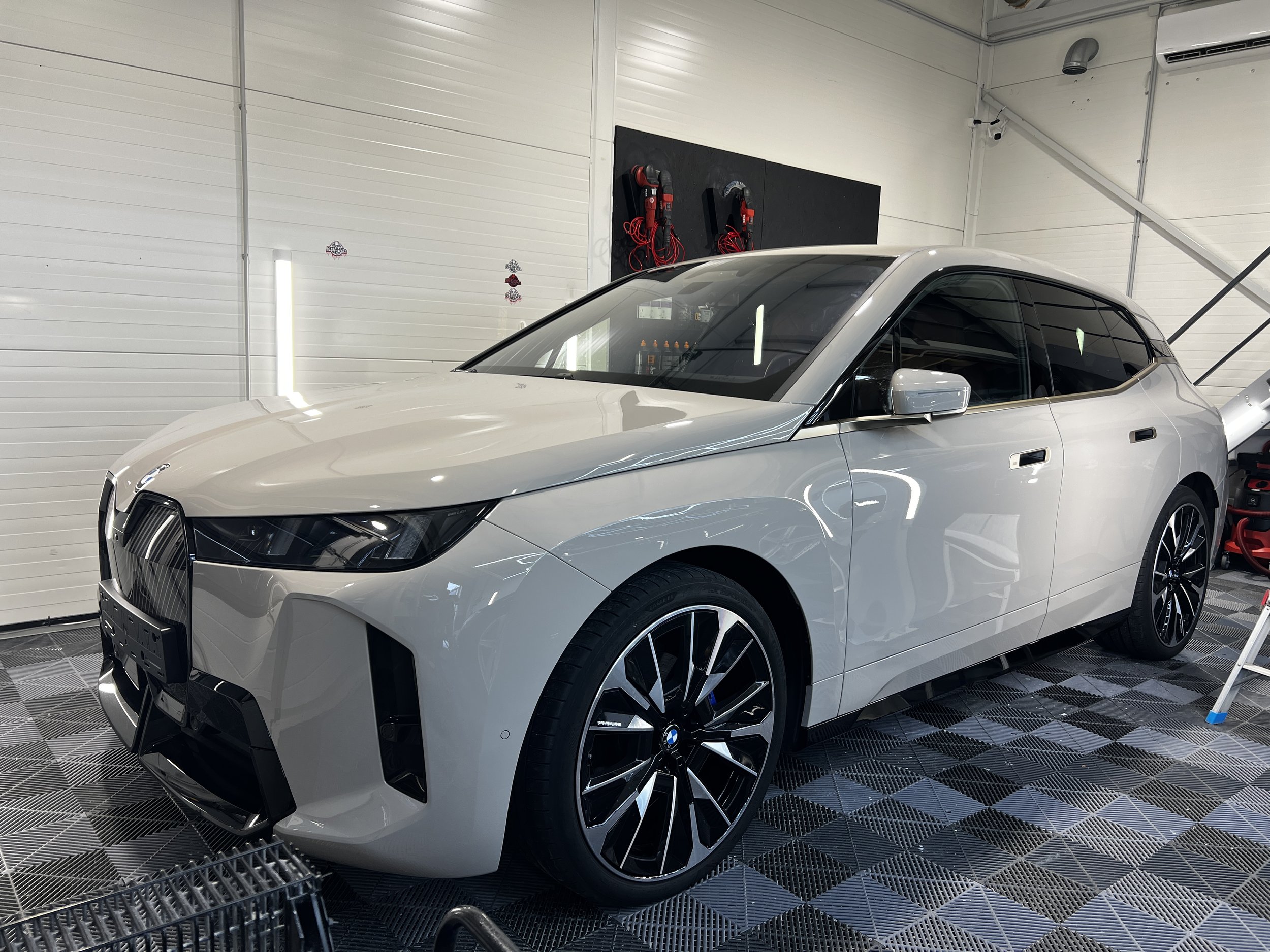 Profesionalus automobilio blizginimas – rezultatas prieš ir po

Mile Detailing paslauga – poliravimas ir ilgalaikė apsauga

Nano danga ant automobilio paviršiaus po poliravimo

Rezultatai po antro lygio gilaus automobilių poliravimo

Automobilių poli