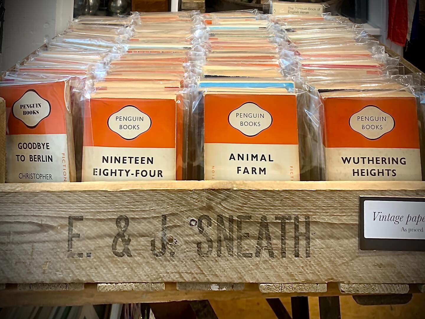 Penguin Classics, loads of first editions and classic titles. Available today @greenwichmarket. Buy them whilst I&rsquo;ve got them!!!
#greenwichmarketlondon 
#greenwichlondon 
#londonmarkets
#londonbookshops 
#greenwichmeridian 
#bookshops
#vintagep