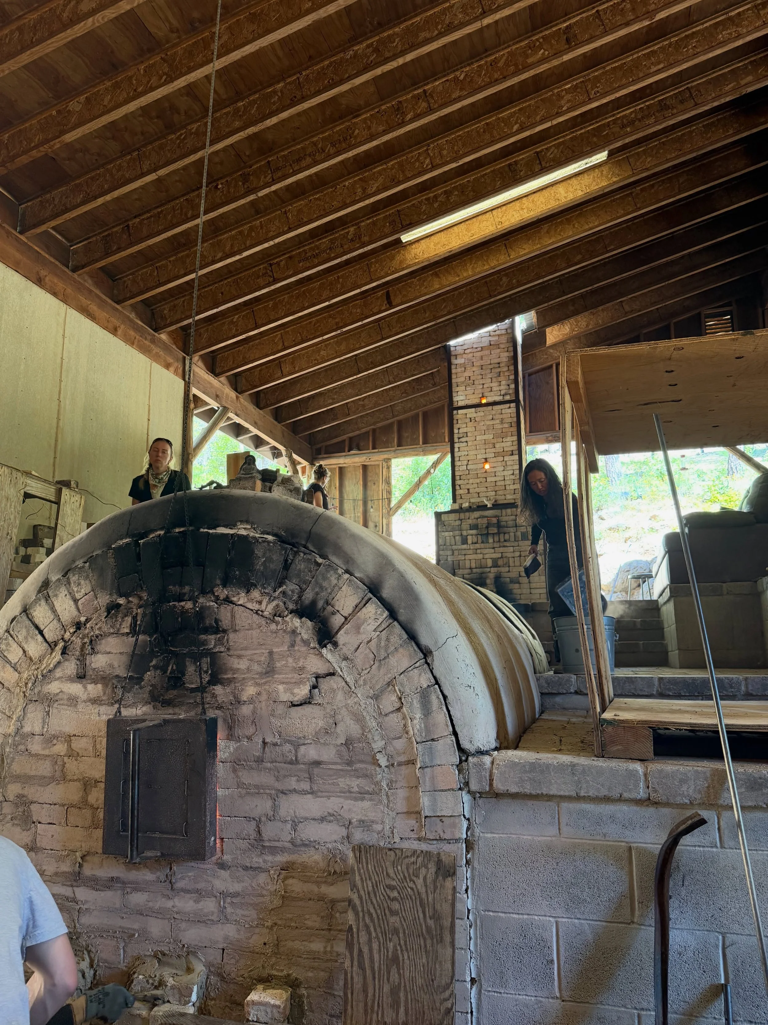 That&rsquo;s a wrap! I just stoked the last few pieces for the anagama @cobbartandecology  Nine days of firing, now two weeks of cooling before we open and see what&rsquo;s waiting inside.

Thousands of pieces of wood. A whole community keeping the f