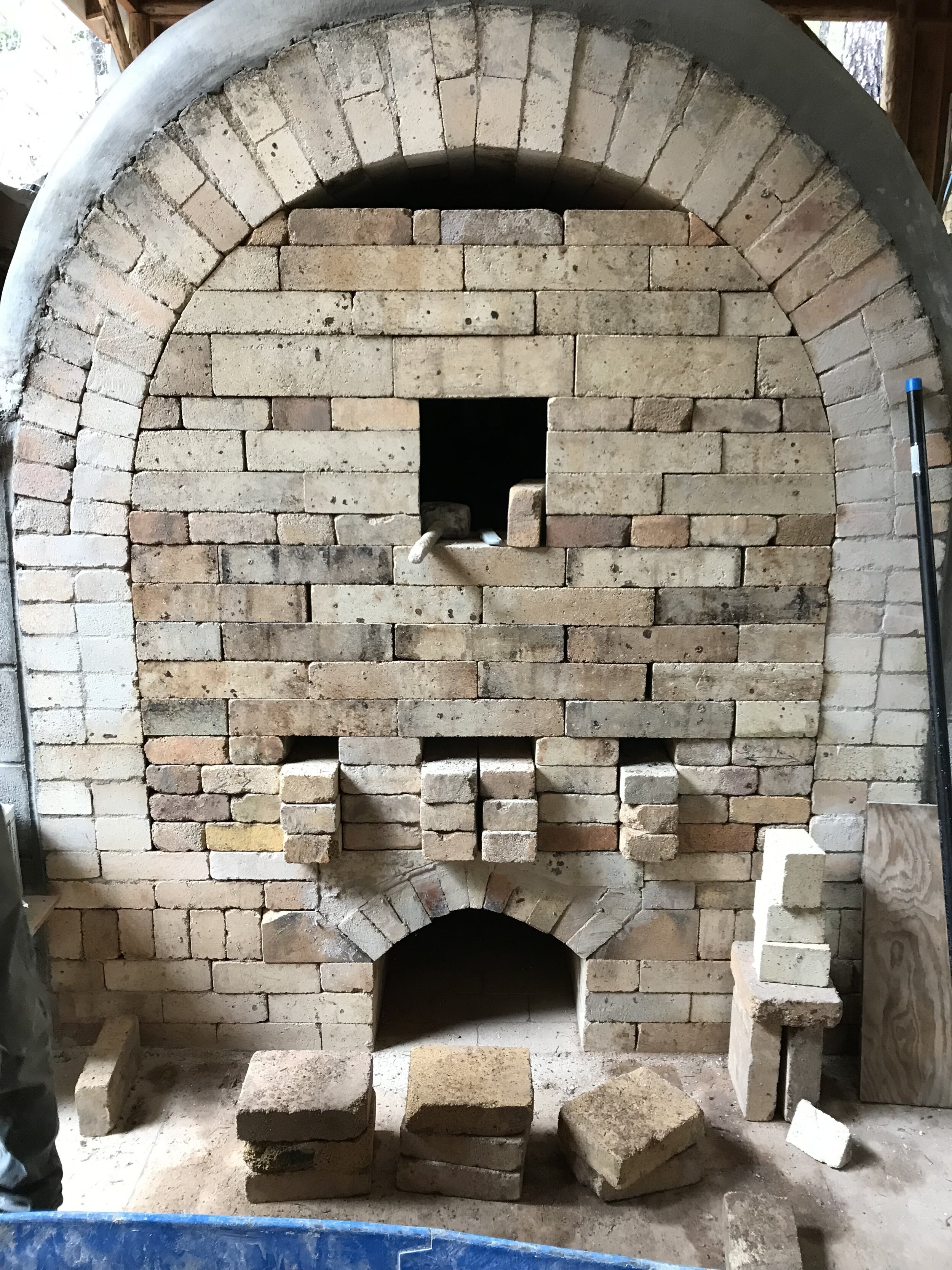 Bricking up the door of an anagama kiln