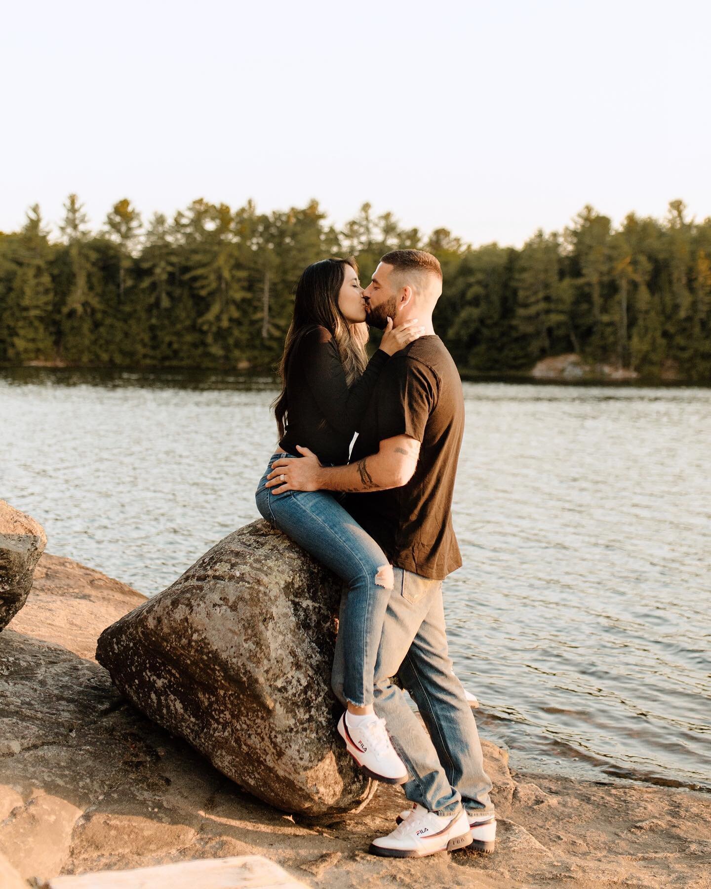 These two made a ROAD TRIP all the way to Muskoka for their Hardy Lake engagement. 

I absolutely love when couples are up for an adventure + value pretty locations over gas prices. 😉