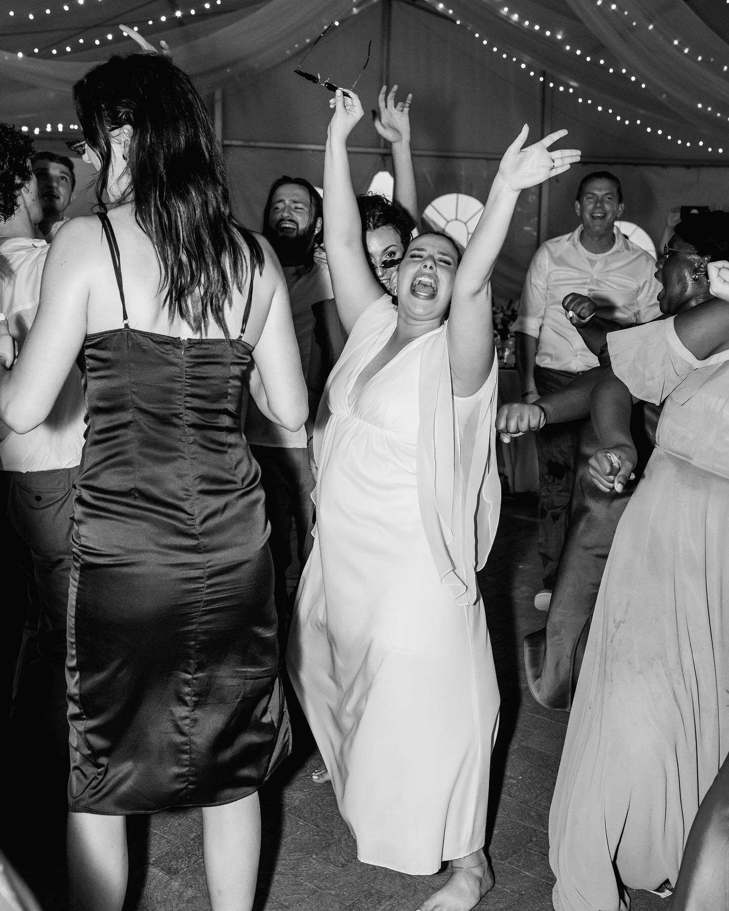 Finishing up this wedding + had to share some really fun pics with you all. 

Ever wondered how to get fun photos of your dance?

✨ Hire a DJ 👏🏻 
Skip the iPod playlist and hire a DJ. They usually know how to get people moving. 
 
✨ Have a smaller 