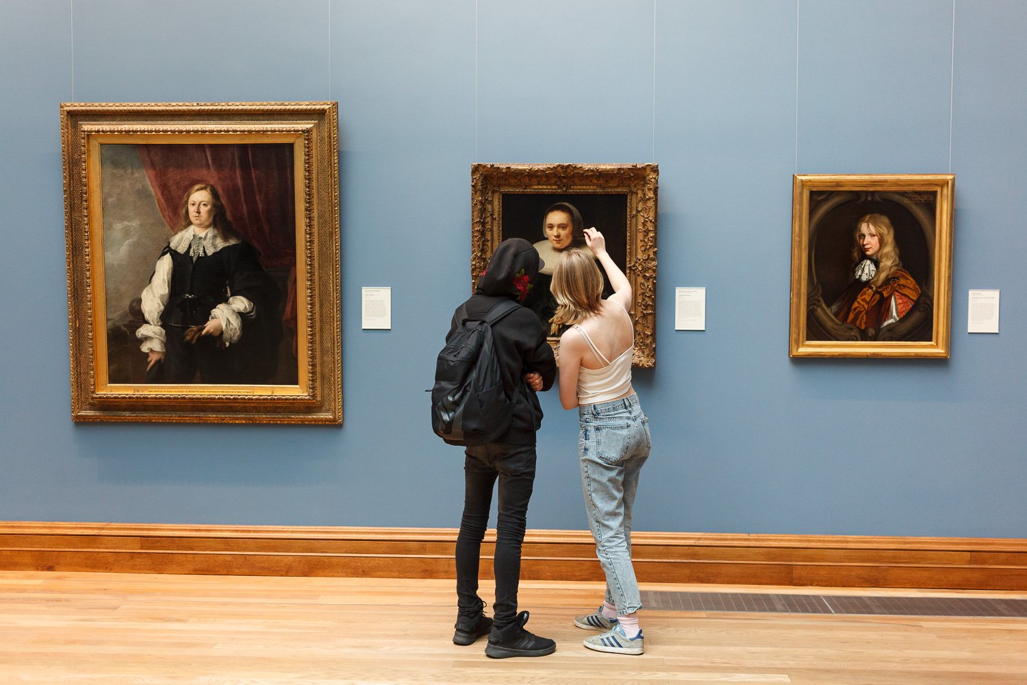  Pinch. Street Photography, couple in art gallery in Dublin Ireland by  Joe Farrell. 