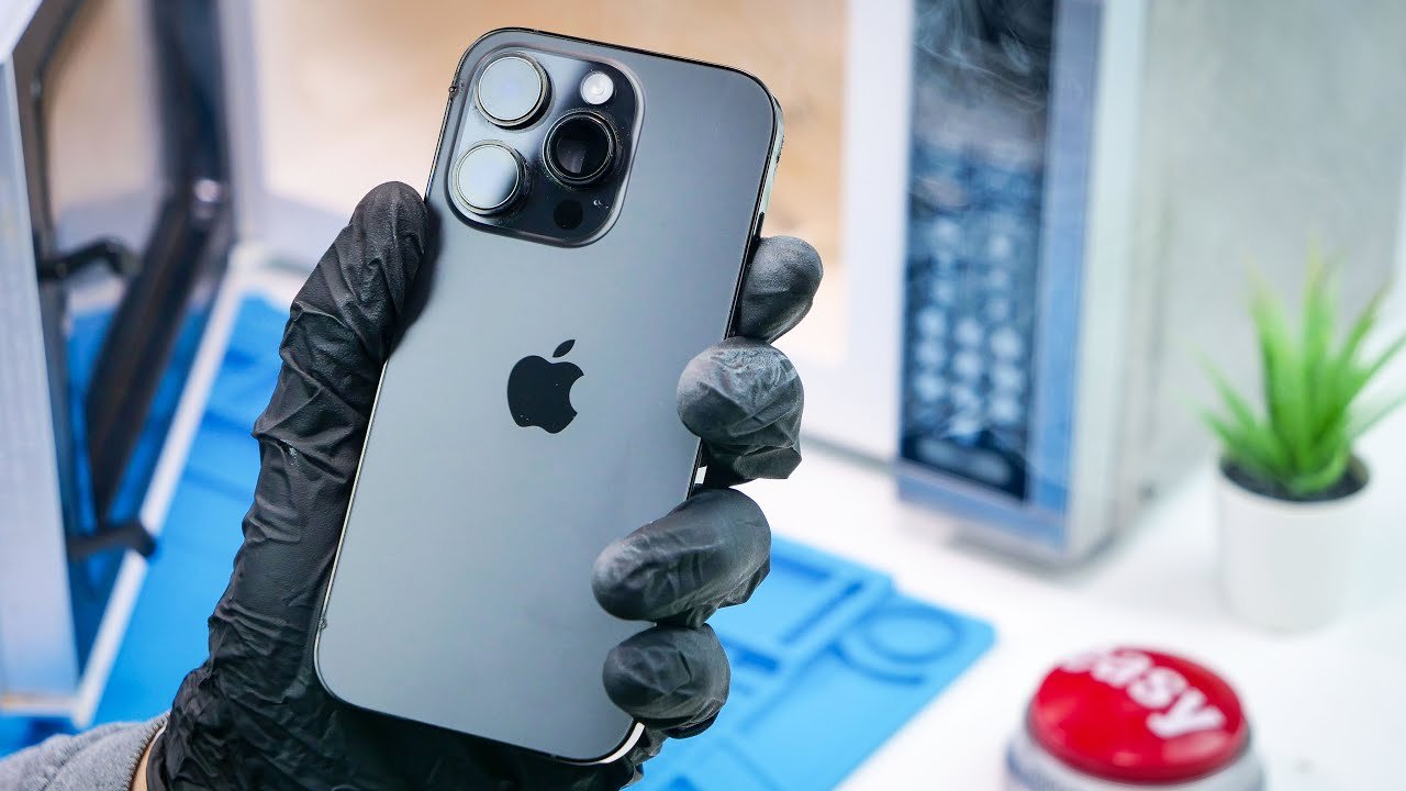 Microwaving an iPhone 14 Pro Wasn’t the Smartest Move
