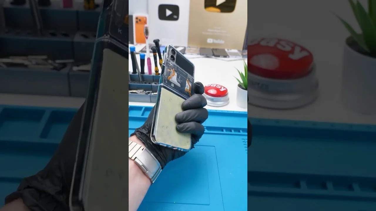 I Replaced a Z Flip 4 Screen With a Cheaper One: Here’s What Happened…