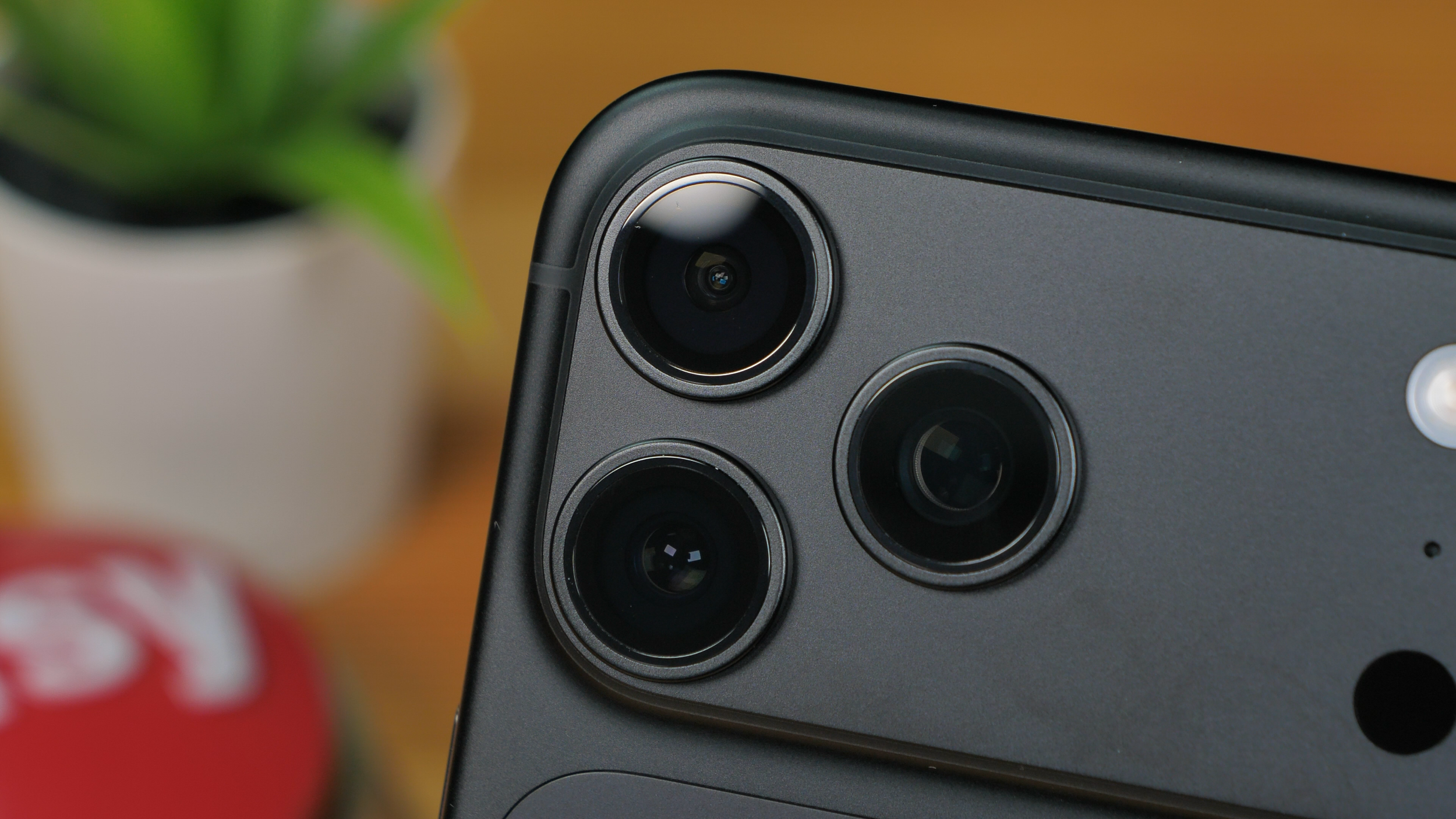 I Moved the iPhone 18 Pro Max’s Camera Blades With a Magnet
