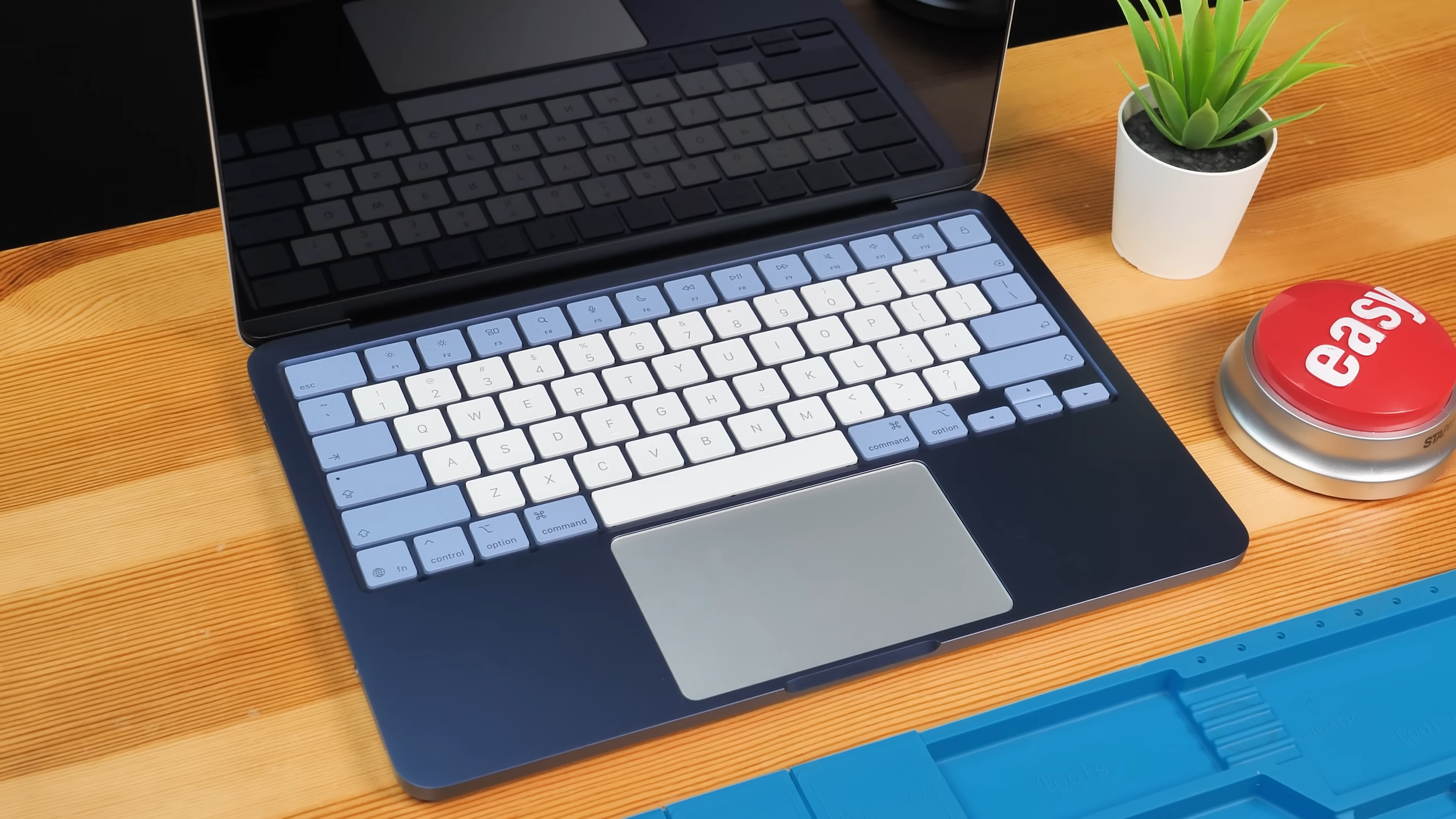 Modded MacBook Neo (Blue x Silver)