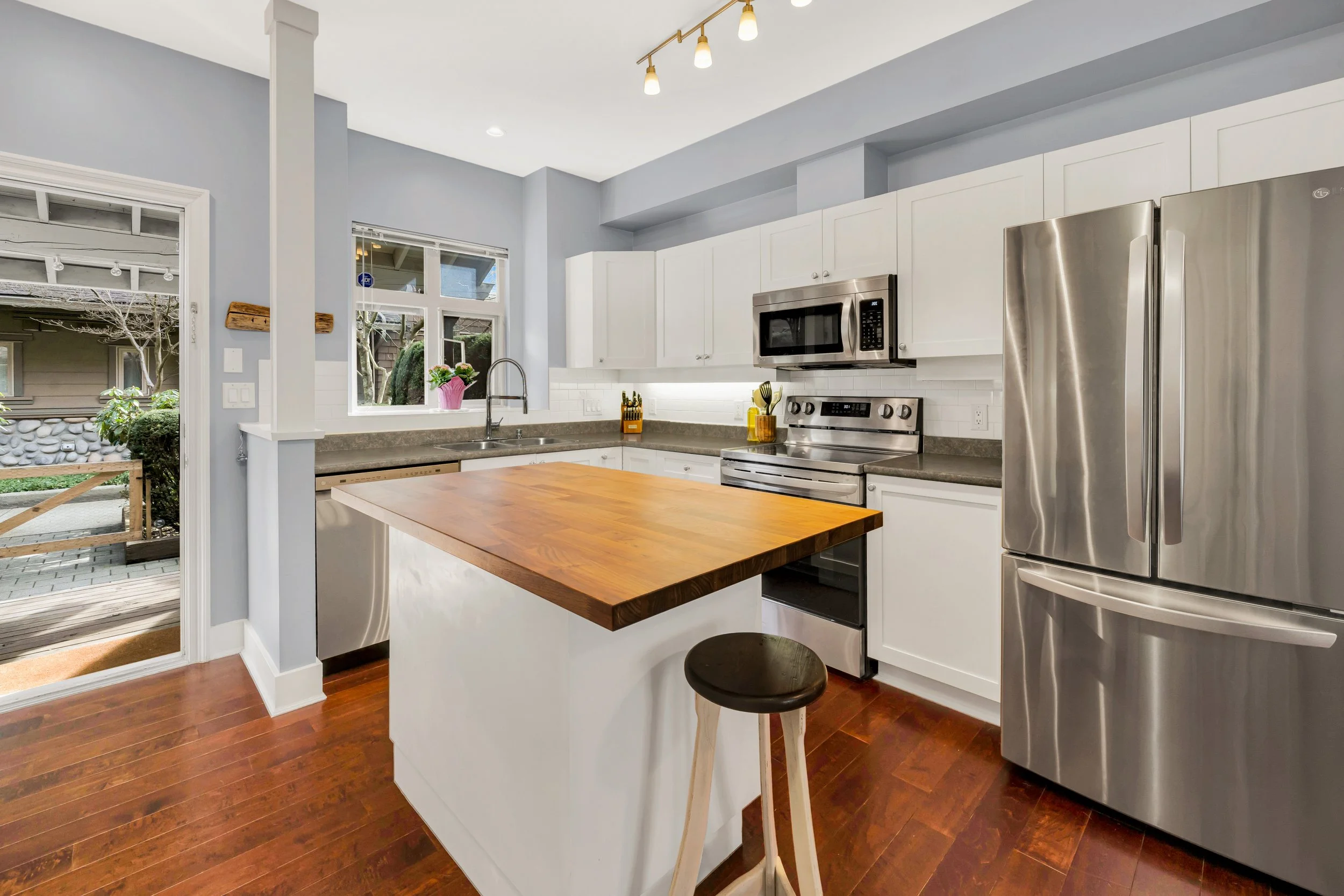 REALTY_STUDIOS_CA_MLS_READY-10.jpg