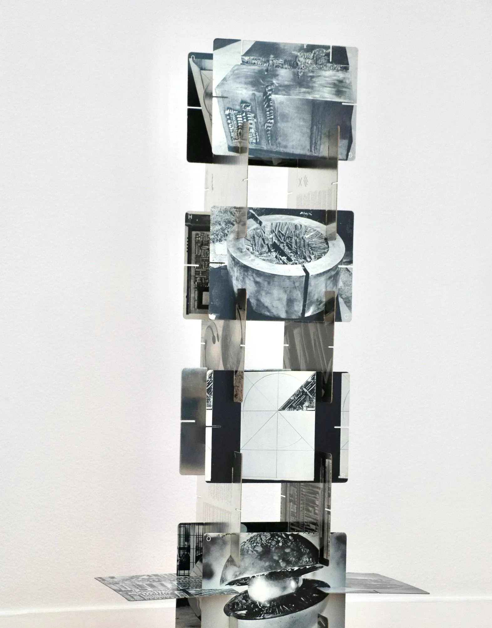 House of Cards [Arnaldo Pomodoro]