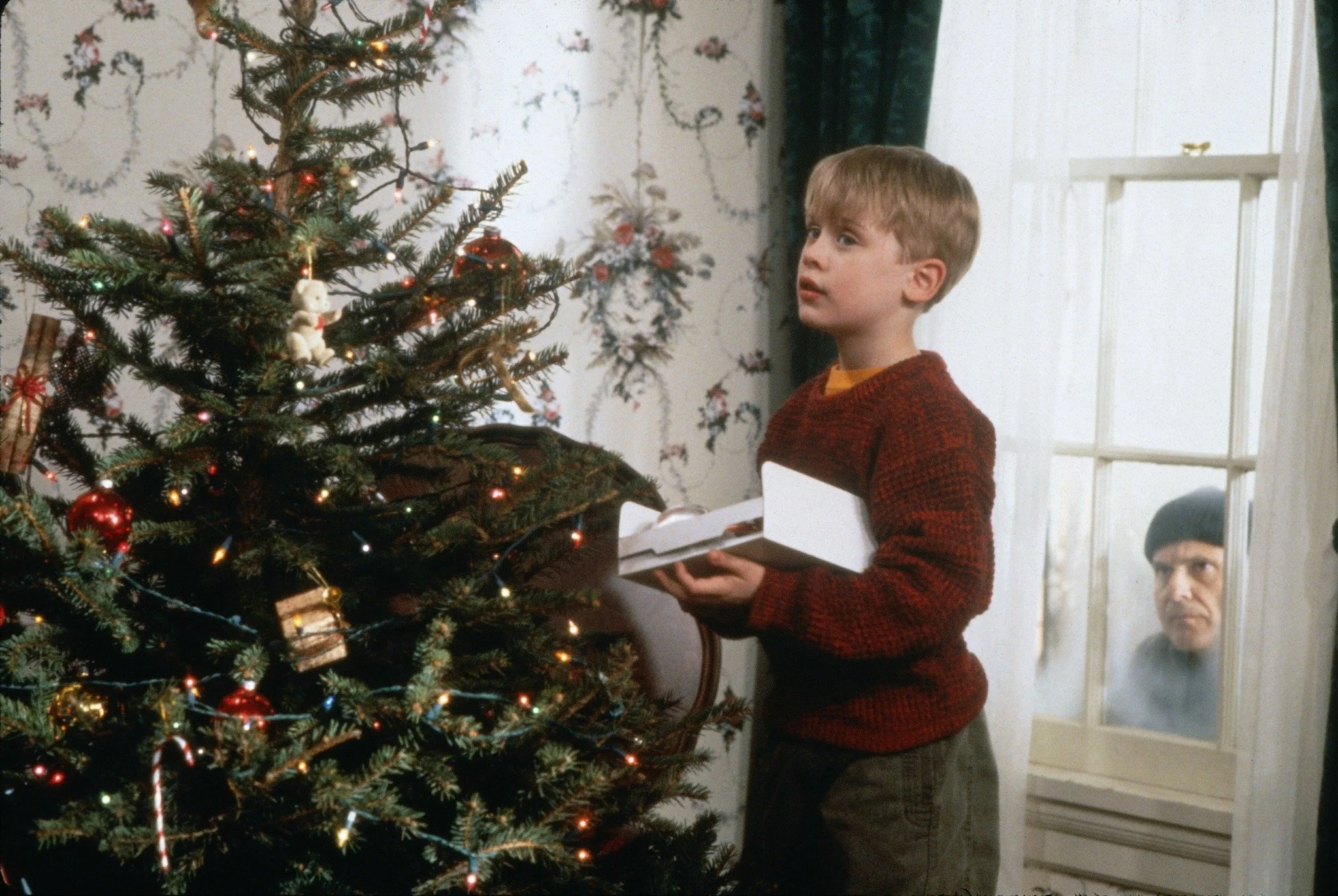 macaulay-culkin-joe-pesci-in-home-alone.jpg