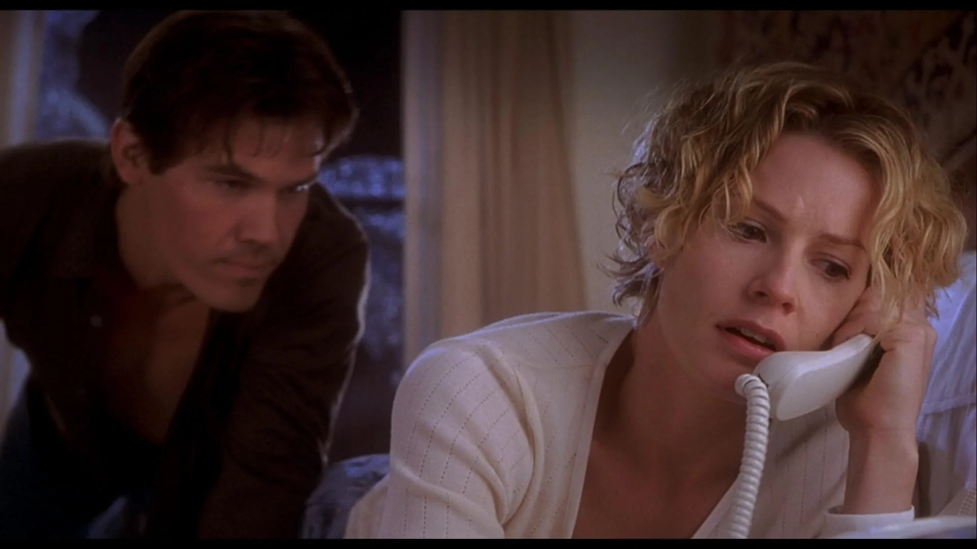josh-brolin-elizabeth-shue-in-hollow-man.jpg
