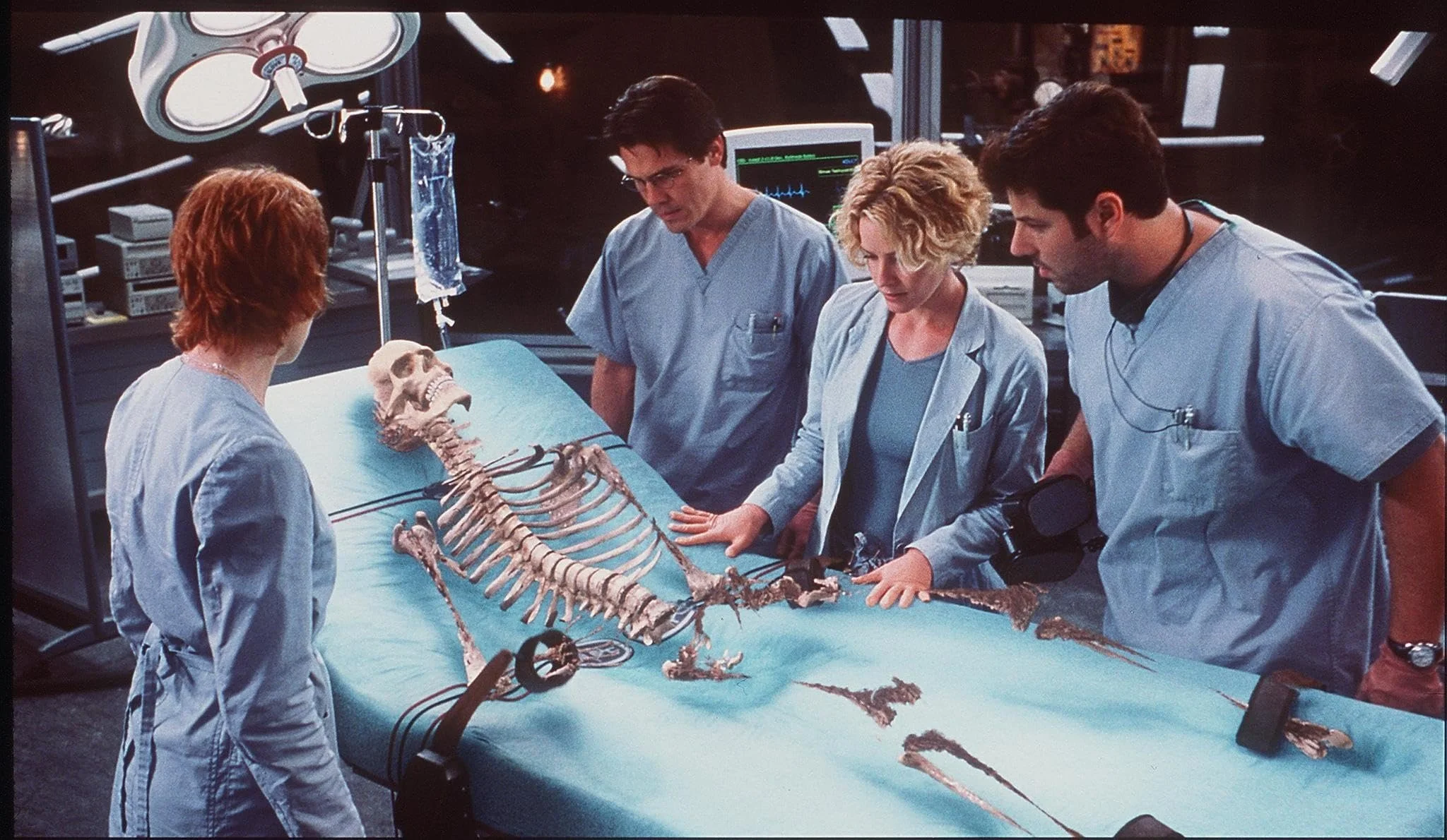 kim-dickens-josh-brolin-elizabeth-shue-greg-grunberg-in-hollow-man.jpg