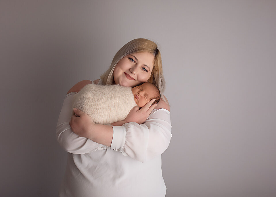 mum and newborn photo Geelong
