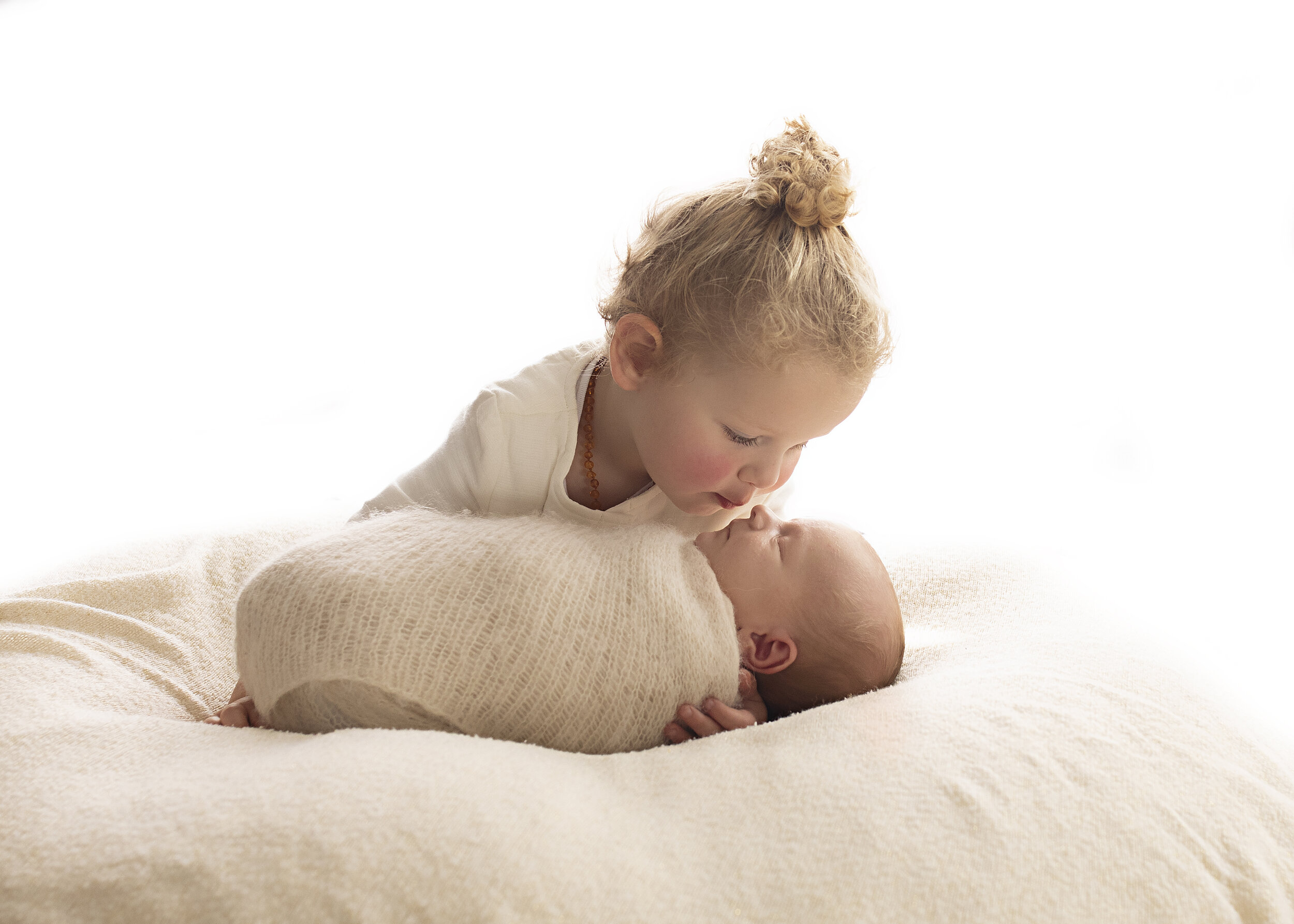 geelong newborn photographer with sister 