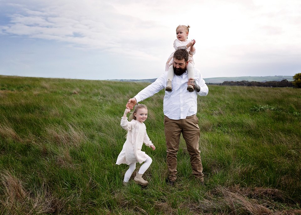 family maternity photo in field