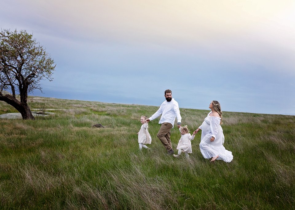 family maternity photo Geelong paddock