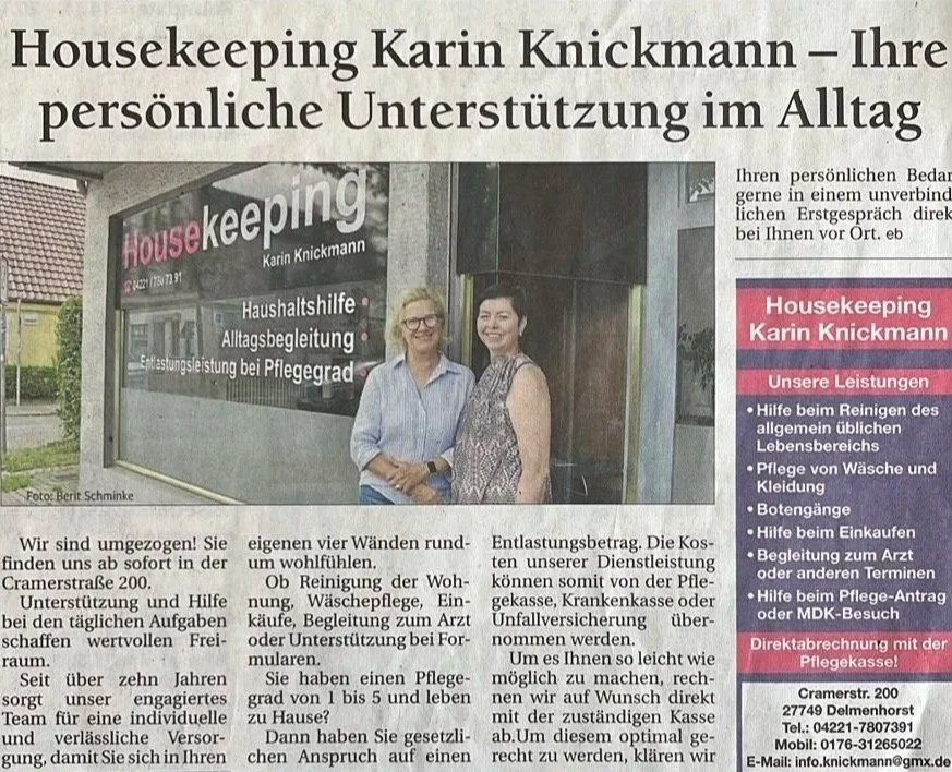 Fotografie von zwei Frauen vor einem Geschäft mit der Aufschrift "Housekeeping Karin Knickmann". Das Geschäft bietet Haushaltshilfe, Alltagsbegleitung und Pflegeleistungen an.