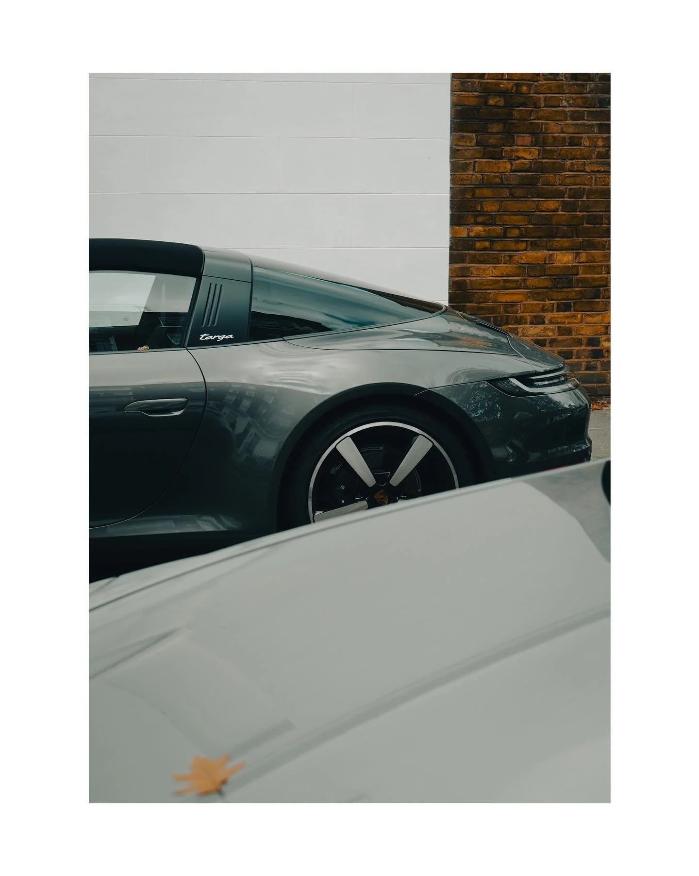 London walks past. The ones who know, pause and admire. 

-
-
-

#porsche911targa #targa4s #porschetarga #streetsoflondon #londoncarspotting #sloanelondon #porschelondon #emotivecarsnz