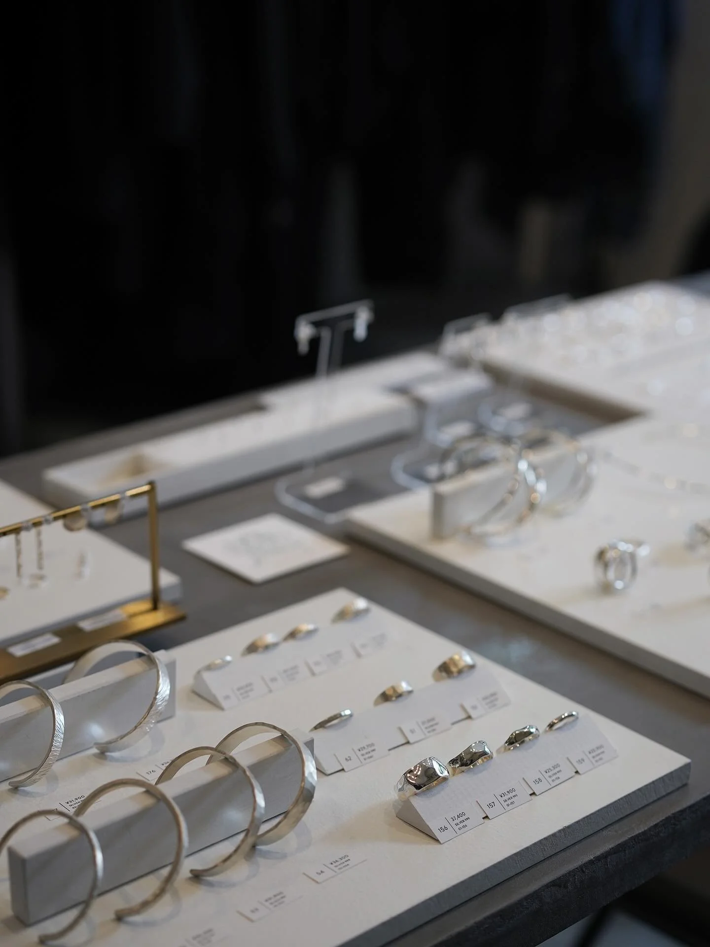 ・
東京代官山にある&nbsp;@siki_daikanyama にてPOP-UP STORE開催中です！

開催場所の siki daikanyama は、 「古くならないものが新しいもの」をコンセプトに、衣服や器、暮らしを彩るアイテムをセレクトするショップ。 落ち着いた空間で、普遍的なプロダクトと出会えます。
皆さまのご来場を、心よりお待ちしております。

純度99.9％の純銀SV999と純金K24を使用して作る、ハンドメイドジュエリー。「いつも身に着けて、つい嬉しくなる」アレルギーが起きに