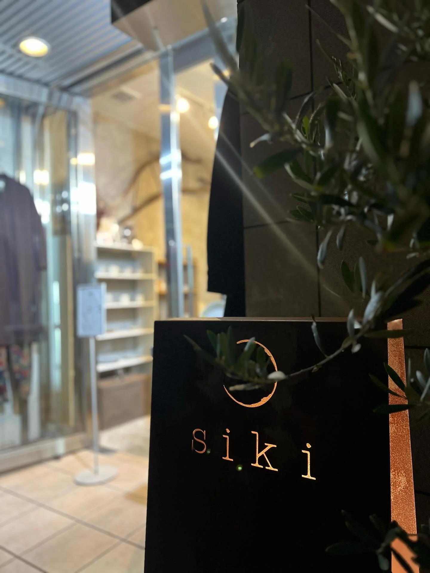 ・
今回初めての開催場所となった @siki_daikanyama での11日間の four seven nine POPUP が無事に終了いたしました！

sikiオリジナルのお洋服や、セレクトされた素敵なお洋服と four seven nine のアクセサリーが重なり合うことで、たくさんの新しいスタイリングや発見が生まれました！

足を運んでくださった顧客様、初めてお会いできた方々、そしていつも応援してくださる皆さま、本当にありがとうございました☺️

皆さまのおかげで、毎日がとても幸せで充