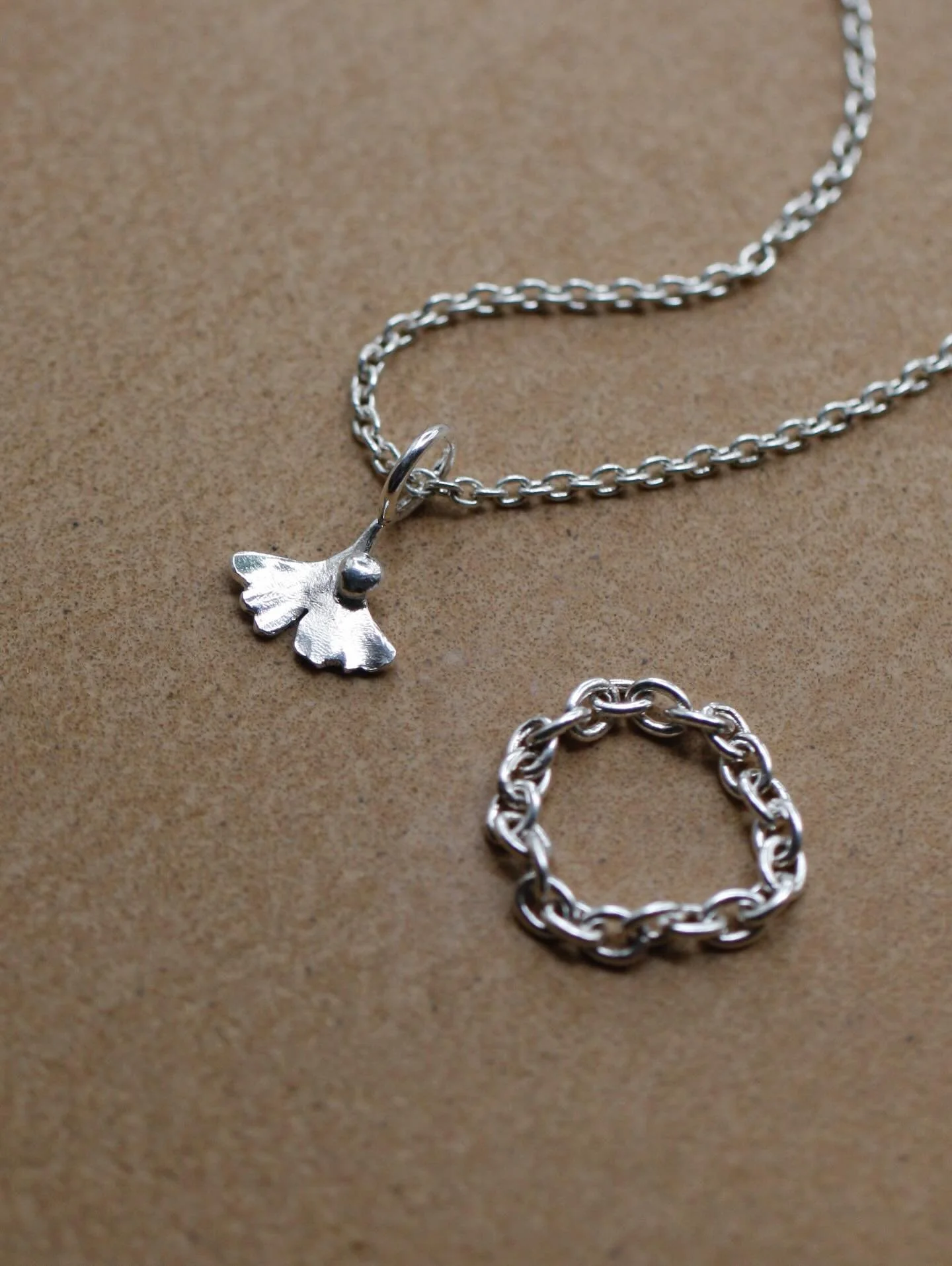 ・
11月7日（木）14:00 から 11月24日（日）まで、 ONLINE STORE が &ldquo;Full Lineup Season&rdquo; になります。
この期間中は、定番アイテムに加えて この夏リリースしたアイテム、そして今回新作初登場となる純銀チェーンリングもラインナップ。 さらにご要望の多かった太小豆チェーンも再入荷いたします。 太めのチェーンネックレスをお探しだった方は、この機会をぜひお見逃しなく。
また、税込10,000円以上お買い上げの方には、 ささやかな贈りもの