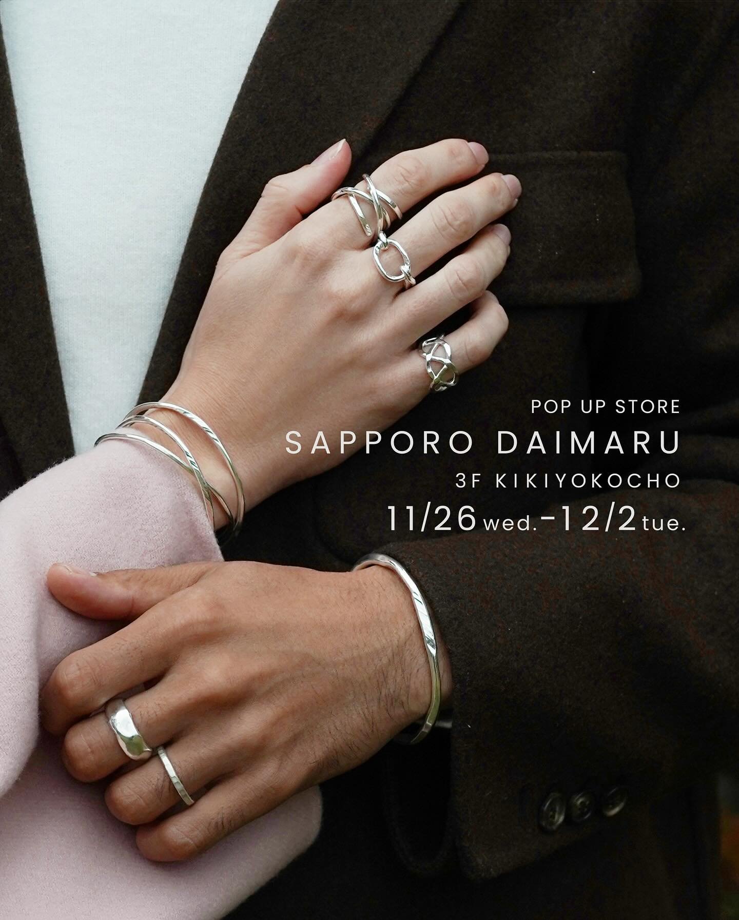 ・
【1年半ぶり！】札幌POP-UP STORE開催
札幌での開催は、実に1年半ぶり！ その間に生まれた「yozora」「en circle」、初のコラボレーションアイテム「金魚真珠」シリーズ、そして今年リリースされた「NEWぐるぐるリング」など、ホリデーシーズンに先駆け、この冬をさらに楽しく彩るアイテムが勢揃いします。
さらに今回は、札幌大丸先行発売のフック型チョーカーも登場！ 会場でいち早くご覧いただける特別なアイテムです。
また、税込&yen;33,000以上のお買い上げの方には、札幌大丸