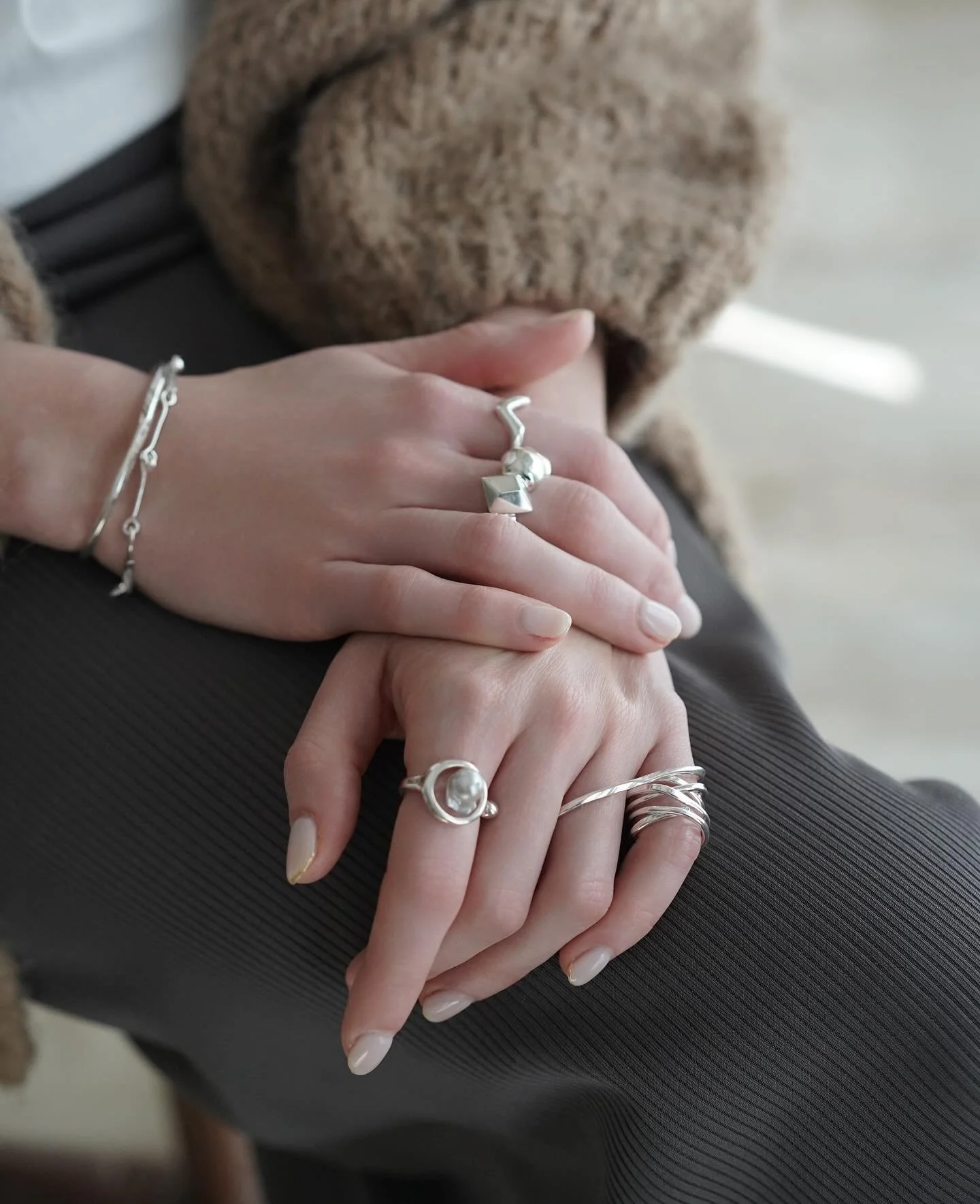 ・
【札幌POP-UP STORE】ラインナップのご紹介

「yozora」シリーズ

札幌での開催は、実に1年半ぶり。
その間に生まれた「yozora」シリーズは、
空に散りばめられた無数の星から
インスピレーションを受けて誕生しました✨
スターダスト加工のイヤーカフやピアス、
Sister brand @sevenlyseven からはムーンストーンのリングや惑星の軌道をイメージした3wayのイヤーカフスなど

「金魚真珠&reg;」コラボレーションシリーズ
 伊勢志摩で真珠養殖歴70年以上