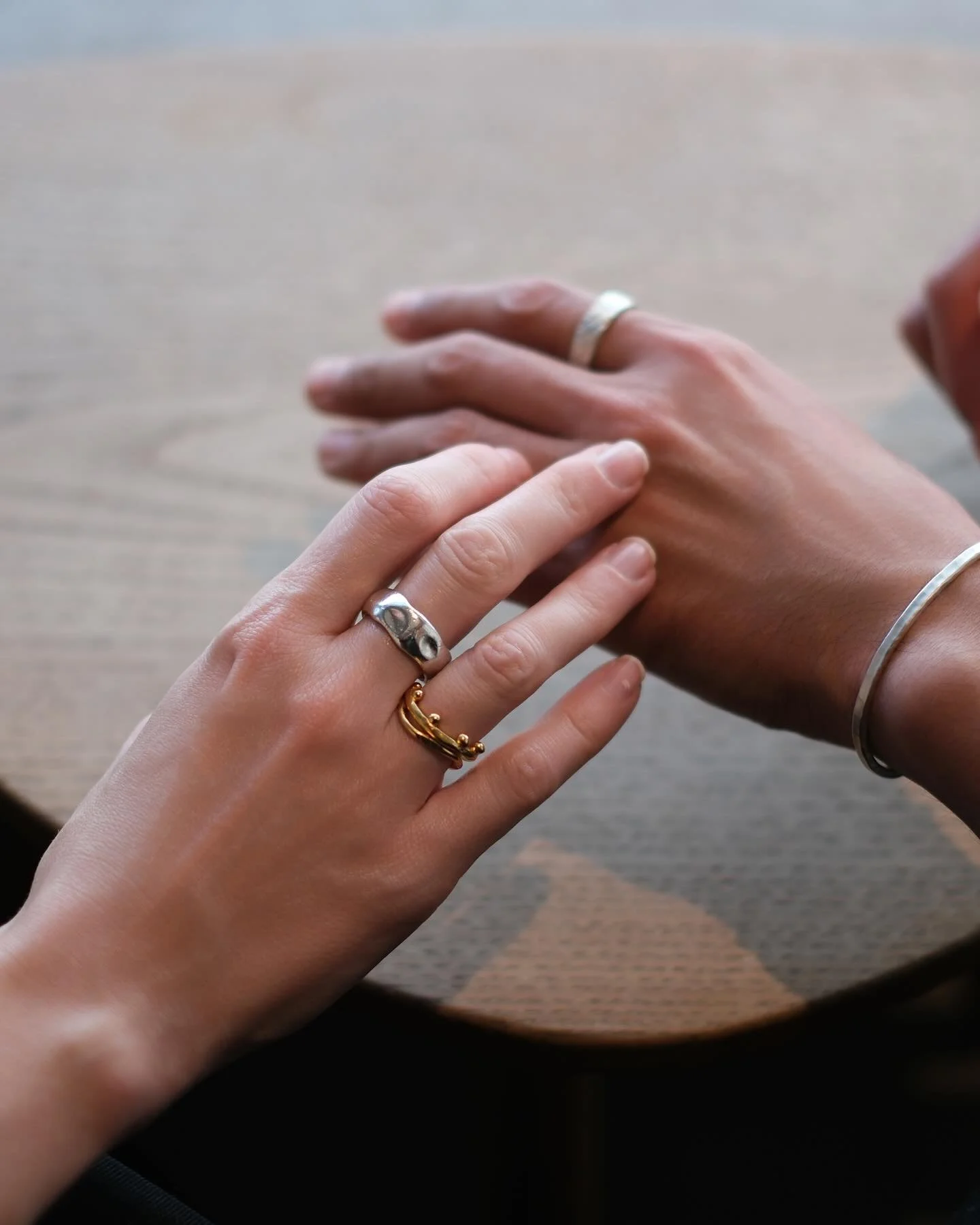 ・
12/17(水)-12/30日(火) 伊勢丹新宿店本館2F
@restyle_tokyo_isetanmitsukoshi にて今年最後のPOP-UPを開催いたします。
&nbsp;
純度99.9％の純銀（SILVER 999）と純金（K24）の素材で、作家が主にハンマーで一つひとつ丁寧に叩いて仕上げるユニセックス・アクセサリーブランド＜four seven nine（フォーセブンナイン）＞ 「いつも身に着けて、つい嬉しくなる」アレルギーが起きにくい、優しい着け心地のアイテムです。大切な方へ