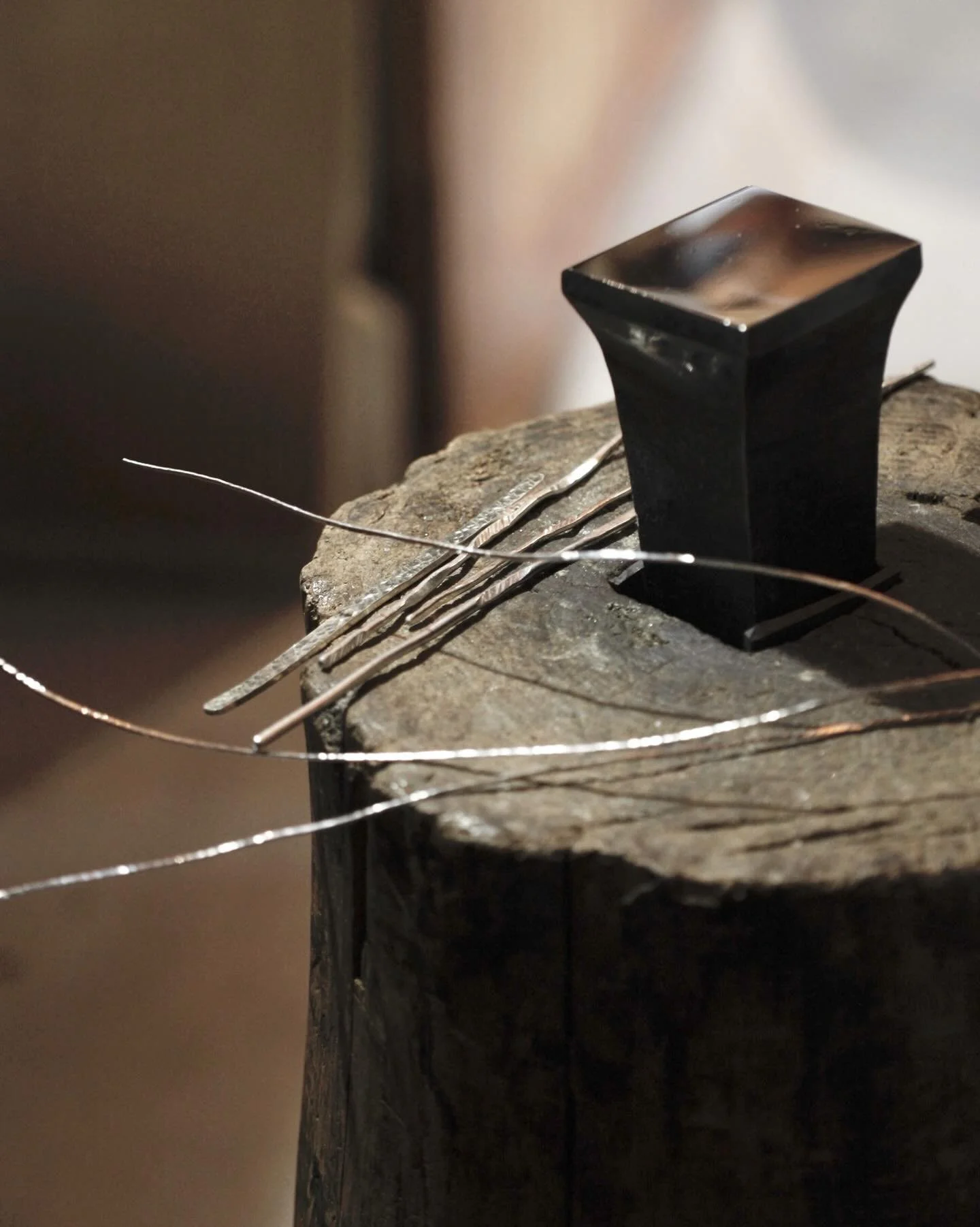 ・
いつもありがとうございます。

少し先のことになりますが、
3月中旬を目安に、価格改定を予定しています。

理由は、使用している純銀・純金の原材料価格の高騰によるものです。

制作は、原型づくりから仕上げまで、
ひとつずつ手作業で行っています。
このつくり方は、これからも変えずに続けていきます。

心苦しいお知らせではありますが、
日頃ご愛用くださっている皆さまへ、
まずは事前にお伝えしたく、ご案内いたしました。

詳細につきましては、
改めてお知らせいたします。