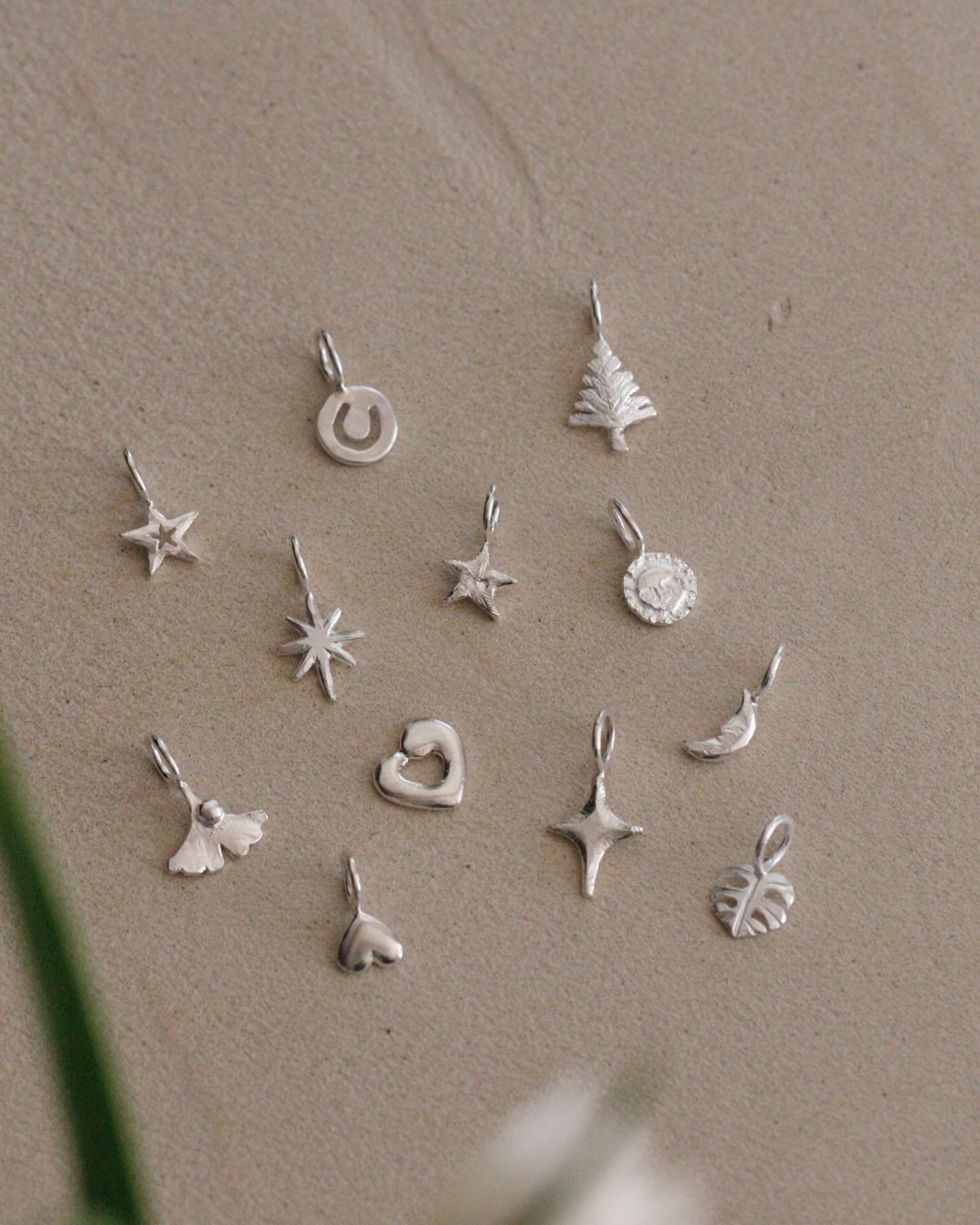 気づいたら、
ノベルティで作った純銀チャームが
12個になっていました✨

その時々の気分や、
「これが作りたかった！」で
モチーフが決まる時もあったり。

形やデザインが決まったら、
あとはネーミング✨
これも楽しみのひとつ！

次は何がいいかな？
よかったら、みなさんのご意見も
聞かせてください☺️

#foursevennine
#フォーセブンナイン
#SV999
#K24
#純銀