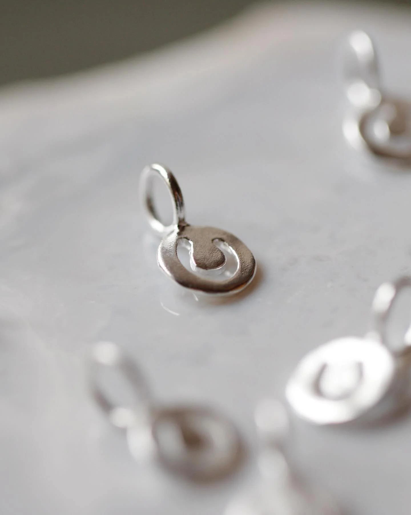 ・
four seven nine のオンラインストアには、
実は2つのシーズンがあります。

ひとつは、定番アイテムだけが並ぶ
「ベーシックシーズン」

そしてもうひとつが、
年に4回だけやってくる
フルラインナップシーズン

2/11から、その特別な期間が始まります✨

昨年12月、伊勢丹新宿店でリリースした
ニューアイテムたちが、今回 オンラインストアに初登場します！

「気になってたけど、タイミング合わなかった&hellip;」
という方にも、やっと見ていただける機会です☺️

さらに、