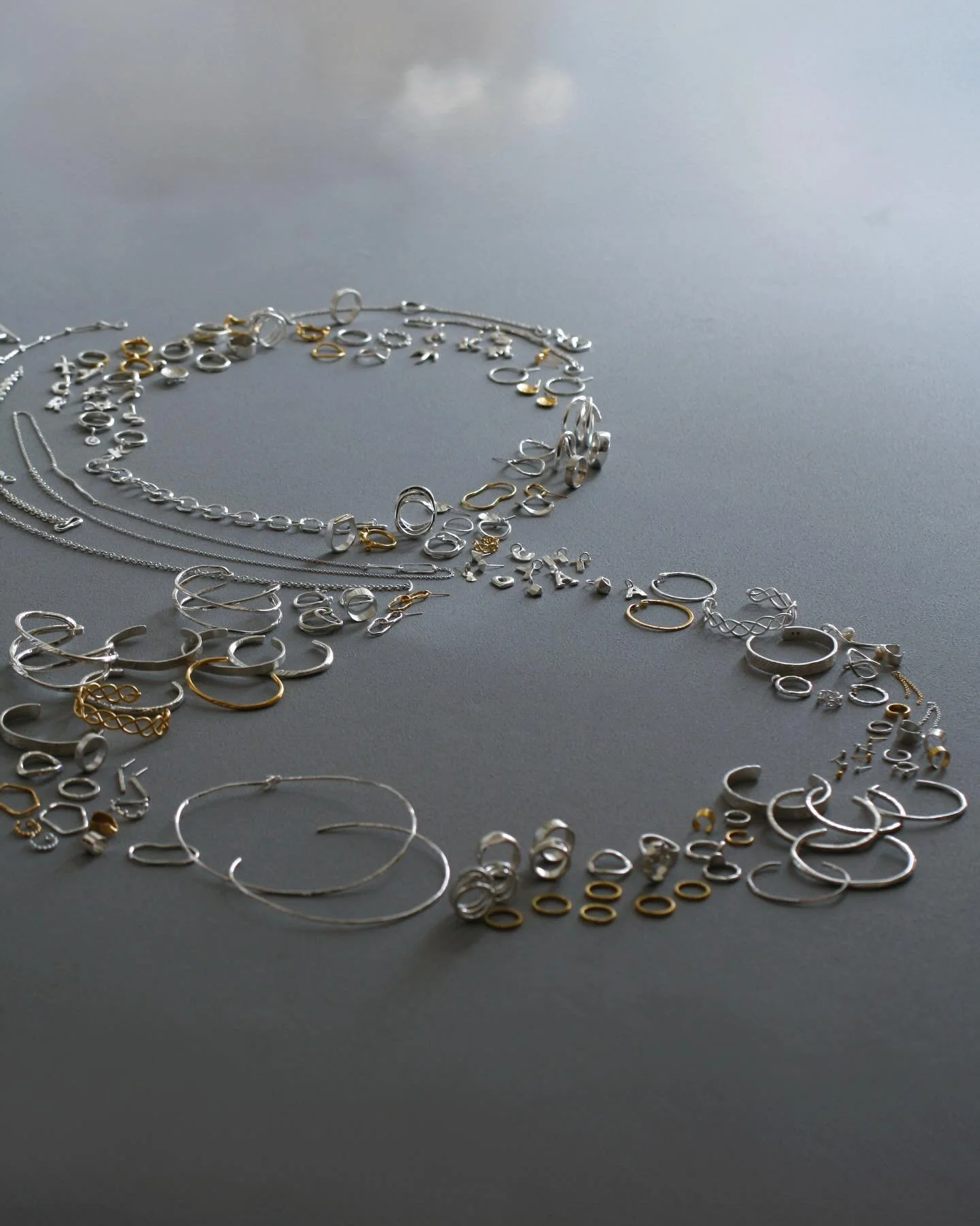 ・
four seven nineは、本日2月21日で8周年を迎えました。

2018年2月、伊勢丹新宿店でのPOP UPをきっかけに誕生し、
20型のコレクションからその歩みを始めました。
当初は「sevenly.」という名前でスタートし、同年8月に「four seven nine」へと改名いたしました。

純度99.9%の純銀（SV999）と純金（K24）。
混じり気のない素材を用い、
作家吉田が一点一点鍛造し仕上げるジュエリーを中心に、

&ldquo;いつも身につけて、つい嬉しくなる&r