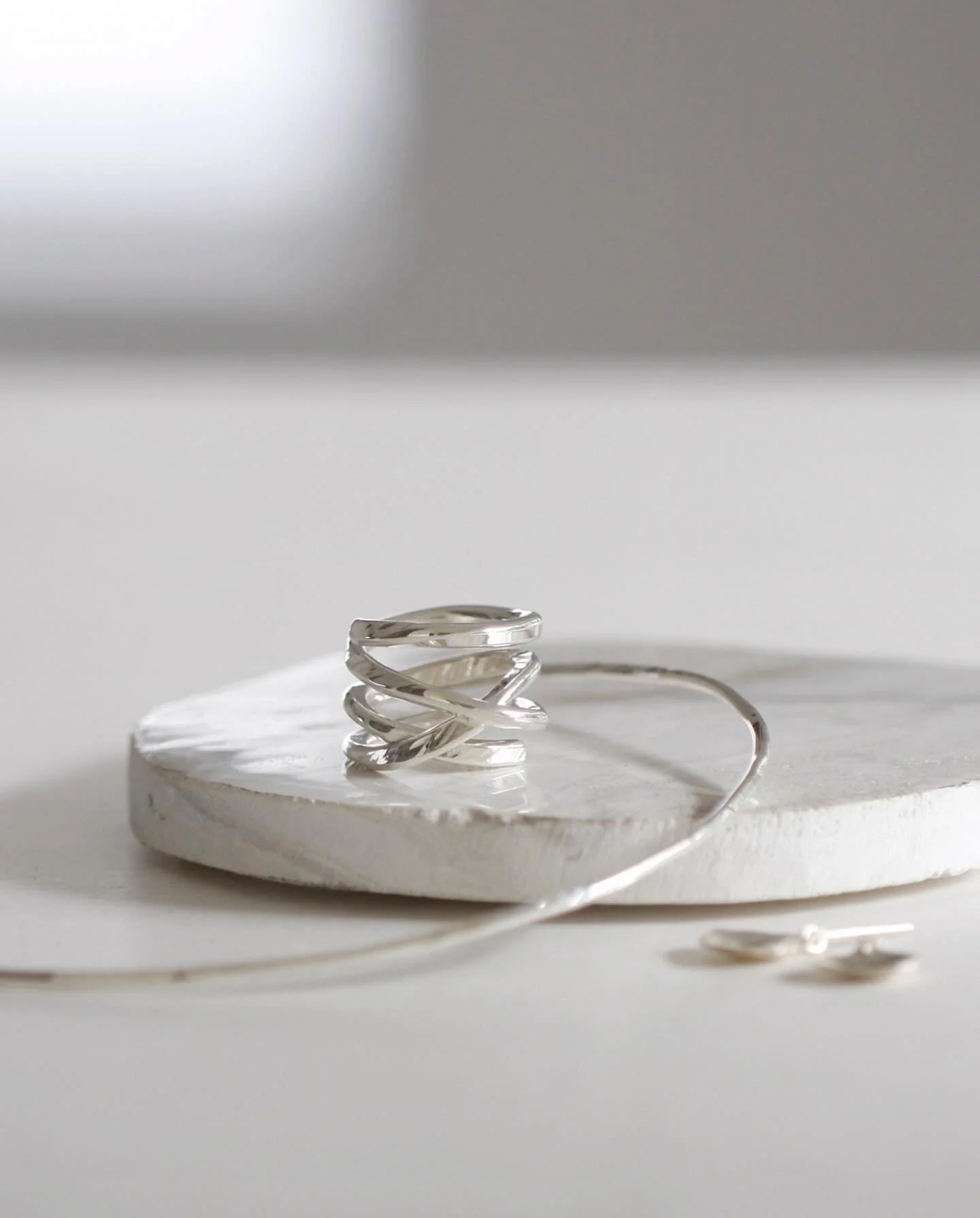 ・ 【価格改定のお知らせ】

いつも four seven nine をご愛用いただき、ありがとうございます。

1月の投稿でも少しお知らせしておりましたが、 金・銀の原材料価格の上昇に伴い、 2025年4月3日より、価格改定を実施いたします。

日頃よりお選びいただいている皆さまには、
心苦しいお知らせとなり申し訳ありません。

今後ともどうぞよろしくお願いいたします。

これからも変わらず、丁寧に向き合っていきます。

#foursevennine
#フォーセブンナイン
#SV999
#K2