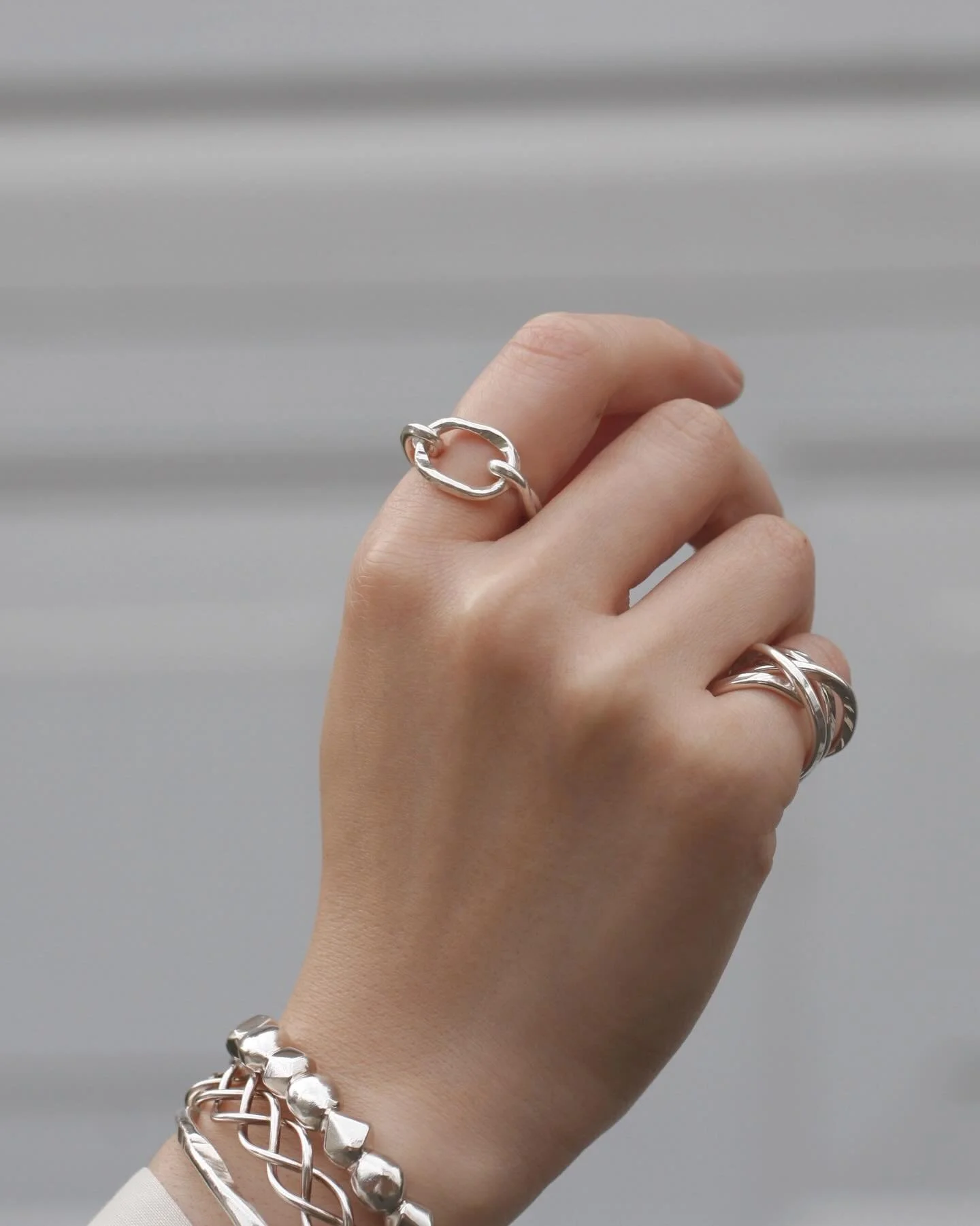 ・
誌面掲載のお知らせです！
昨日発売となったメンズカルチャー誌『Lightning 創刊32周年特大号』の人気のEDITOR&rsquo;S PICKのコーナーにて、four seven nine のリングをご紹介いただきました✨

昨年末クリスマスシーズンのPOP-UPにてご購入いただいたリング、ソネッキさんが、ご自身の視点で綴っていただいた記事となっております！

日常の中でふと心がほどけるような時間や、自分だけの小さな楽しみについて触れられていて、私たち自身もとても心に残る内容でした✨
