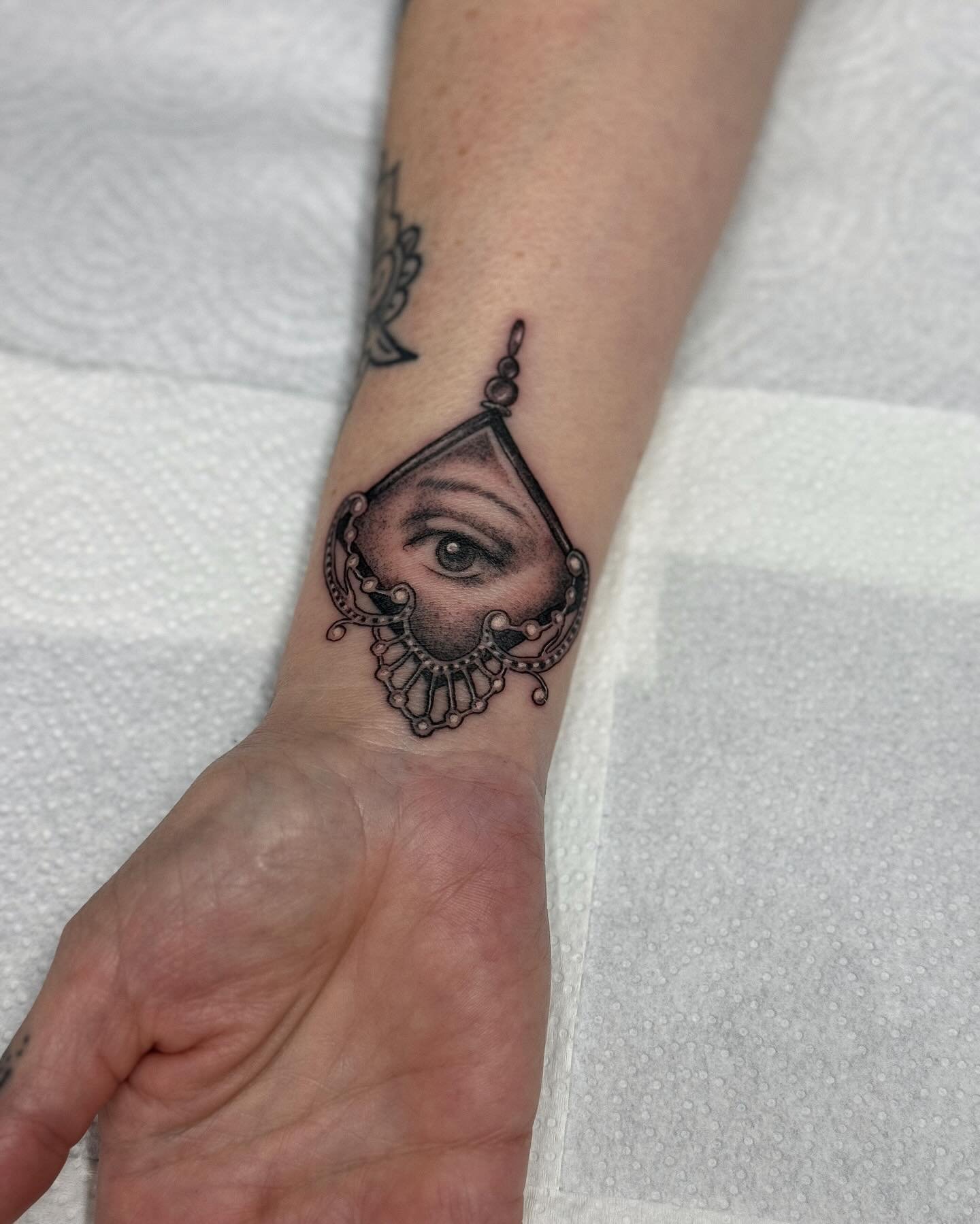 lover&rsquo;s eye for kate! this is a matching tattoo with one i made for sophie, kate&rsquo;s daughter, a few months ago 👁️ such a huge honour, thank you for trusting me with these tattoos you beautiful ladies 💖💖💖