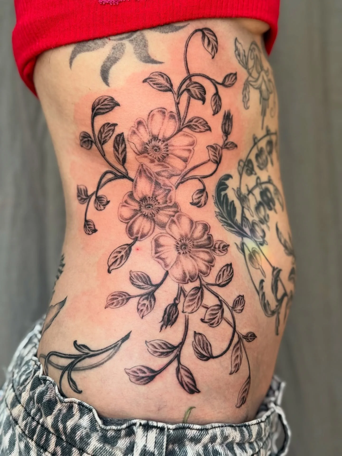 thank you soooo much @emilygracetattoo ✨🌸✨🌸✨🌸✨🌸✨ i loved every moment of making these matching dog roses for you!! we lined both sides on the first day, then shading on each side took a day each, so it took three days in total. thank you soo much