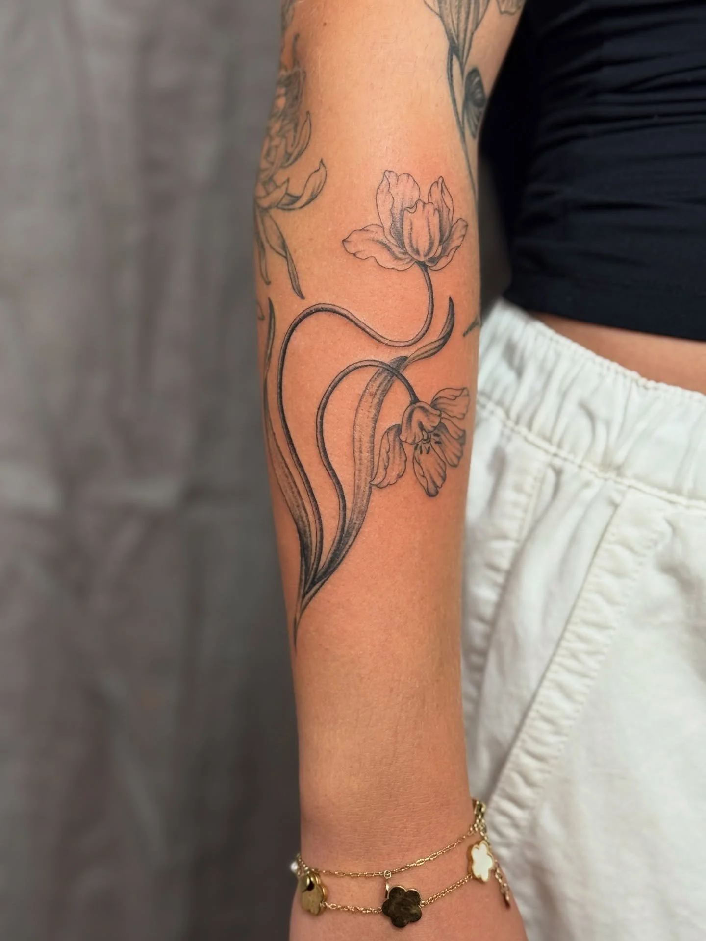 swirly tulips for evie 🌷🌷🌷 thank you sooo much angel you&rsquo;re a real one!! i loved making these and it was so lush to see you as always 💕🌷🌸✨

🌷@botanica.tattoo 
🌞 booking enquiry form linked in bio ~ my books are always open and i&rsquo;m