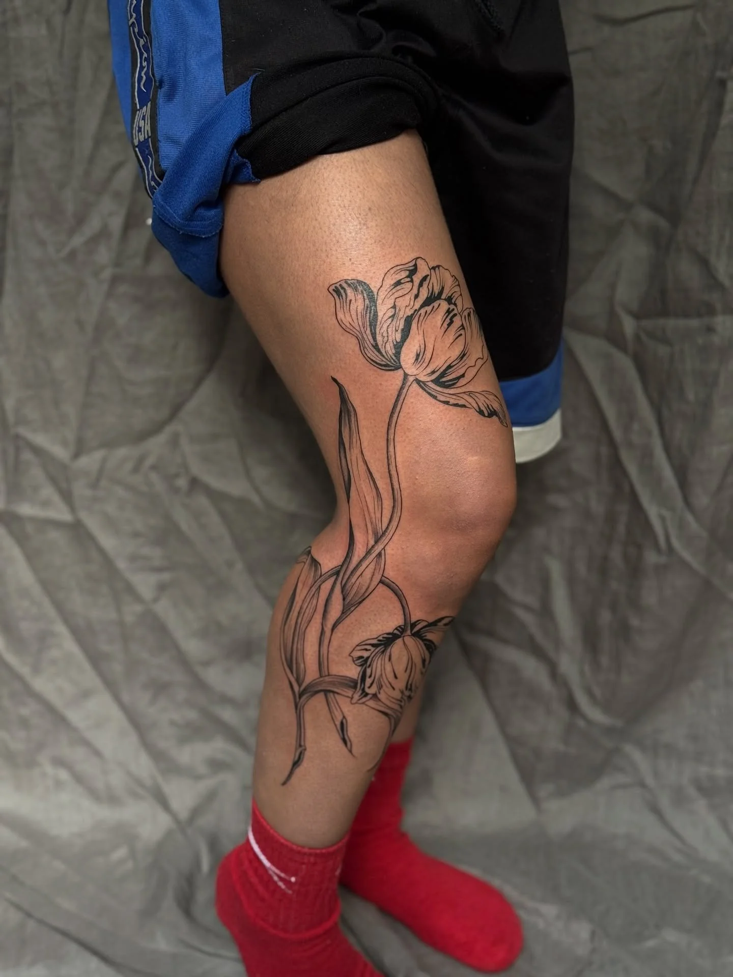 wrappy leg tulips for molly! 🌷🌷🌷🌷 thank you so much again, i loved making this one 🥰 

📍@botanica.tattoo 
💌 booking enquiry form linked in bio ~ my books are always open and i am currently taking appointments up until the end of the year 

#in