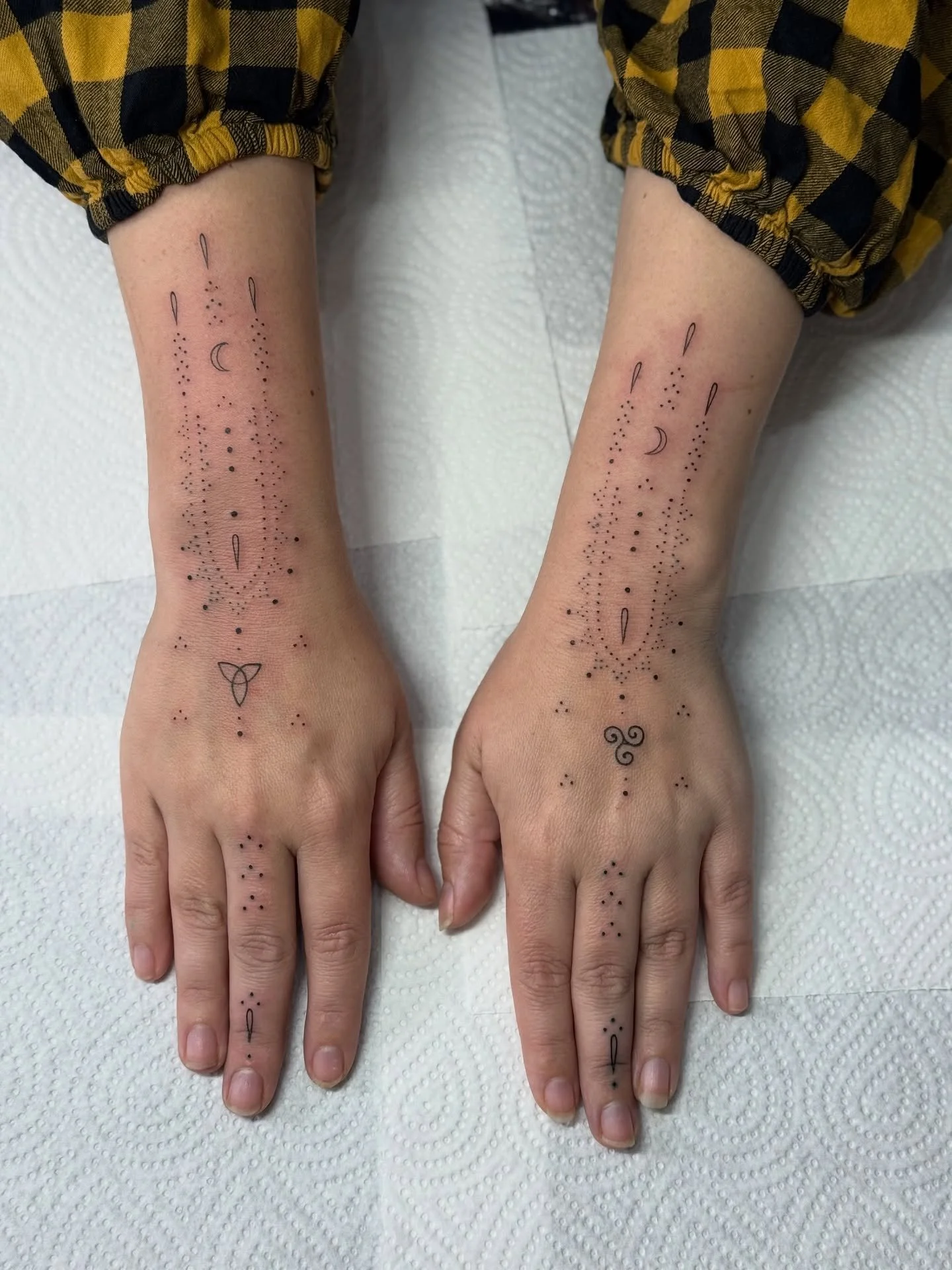 hand ornaments for the lovely jasmine ✨🌀💧🍂 thank you so so much, i loved making these and it was a pleasure meeting you! how lucky we are to live so close to dartmoor and all of its ancient magic 🪨🍂🌀✨

📍@botanica.tattoo 
💌 booking enquiry for