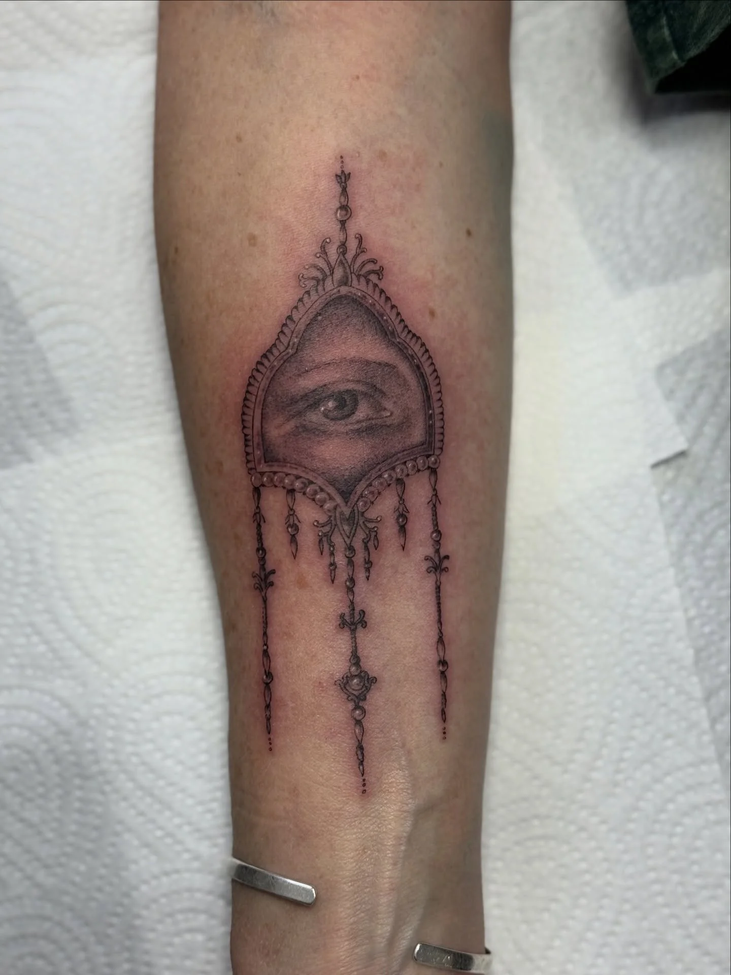 lover&rsquo;s eye for wendy ✨✨thank you sooo much, it was so nice to see you again! i loved making this, more shaded greywash eyes/faces are very welcome ❤️ 

📍@botanica.tattoo 
💌 booking enquiry form linked in bio ~ my books are always open