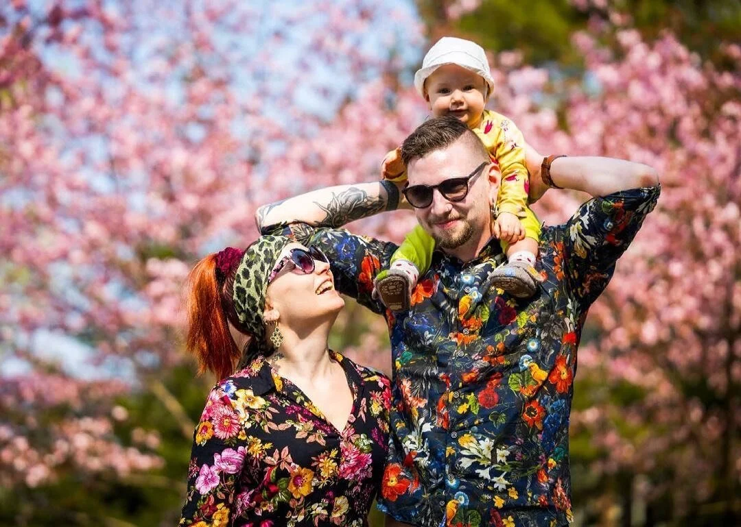 Took some pretty photos of this cool gang in @korkeasaari yesterday 😍🌸🌺

Regram @svnttv:
Flower Bombing 🌸🌺🌻@korkeasaari
Photo by awesome @tiiaohman 
.
.
.
.
.
#flowerbomb #korkeasaari #visithelsinki #portrait #familyportrait #cherryblossom #sum