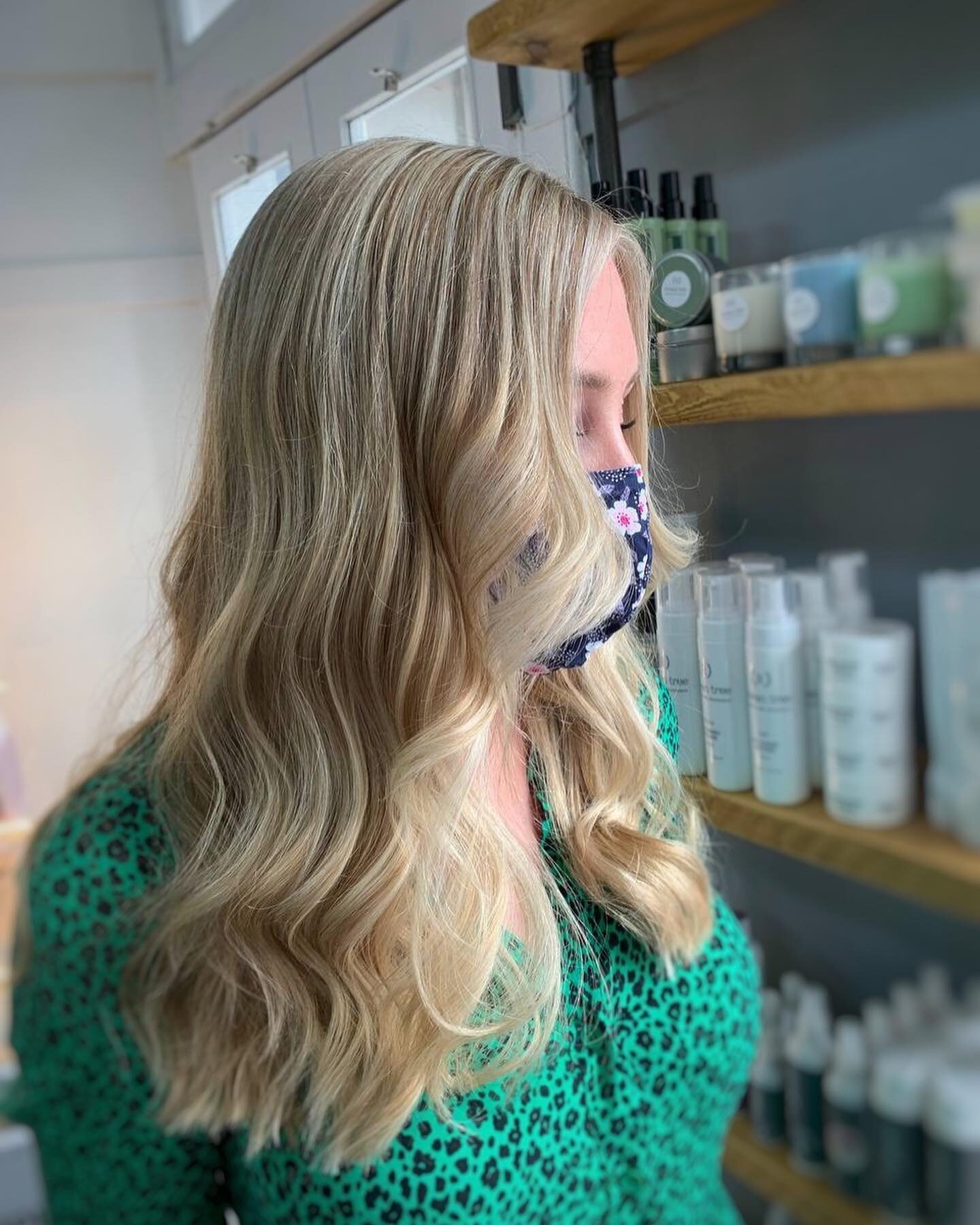 BRIGHTEN UP! 

TECHNIQUE: balayage and foliage 

PRODUCTS: @organiccoloursystemsuk colour, powerbuild shampoo and conditioner 

CREATED BY: Nicole 

#leithhairsalon #leith #leithwalk #edinburghhairdresser #veganedinburgh #veganhairsalonedinburgh #org