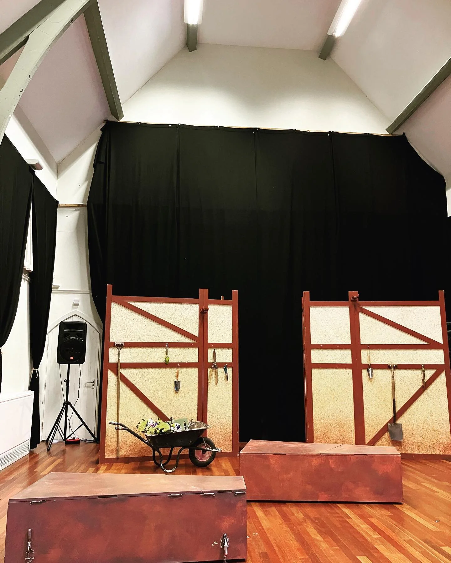 The roads are still clear so get yourselves here! @RainhallCentre Barnoldswick. 7pm. A few tickets left for tonight.