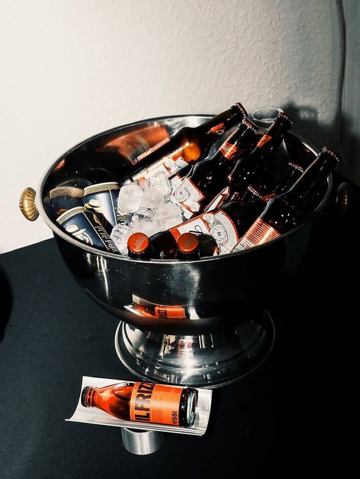 Vasque en métal, vaisselle vintage pour restaurant et mariage, évènements, verre sur mer.jpg