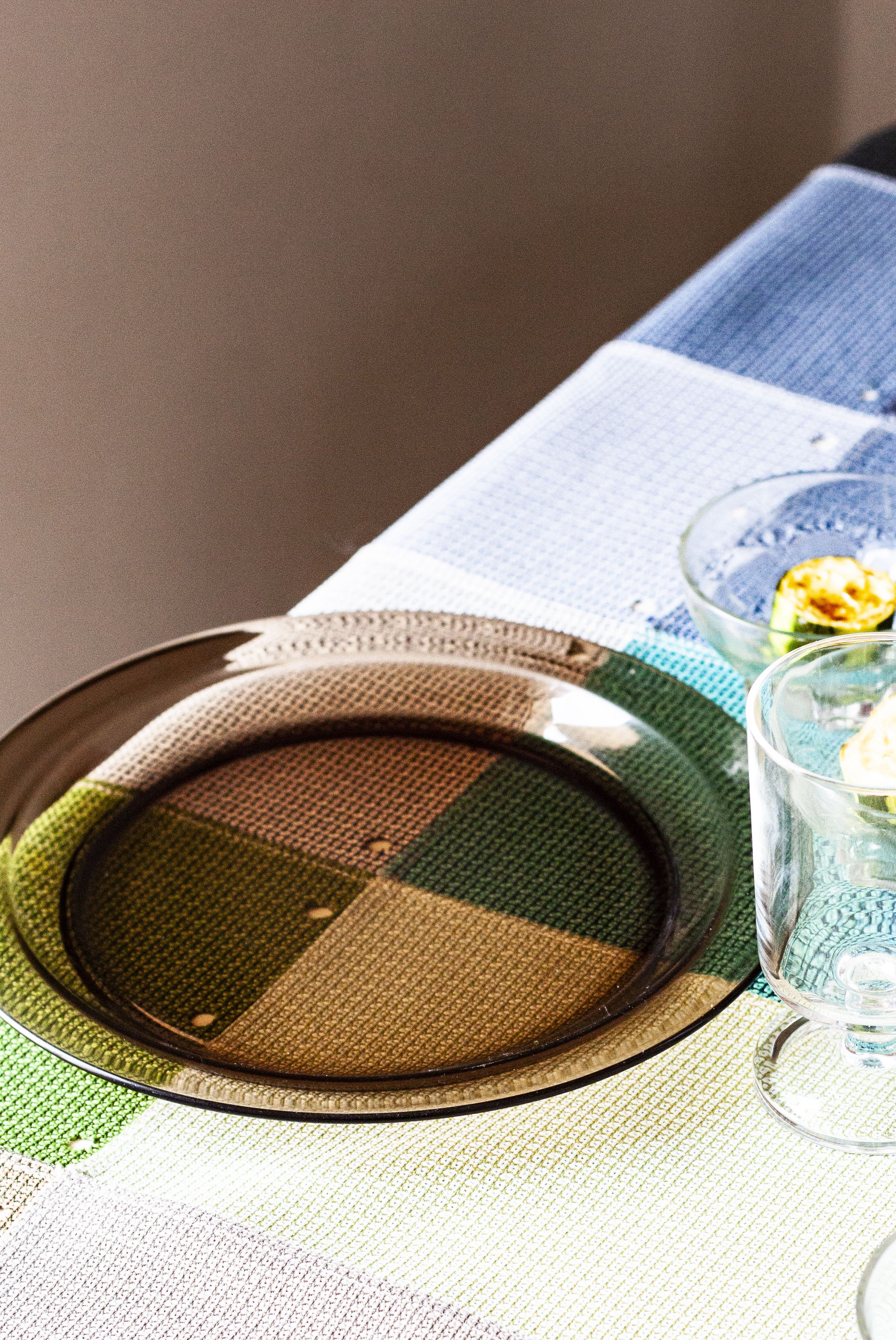 Assiette fumée, verre sur mer, vente et location de vaisselle vintage pour professionnels du CHR