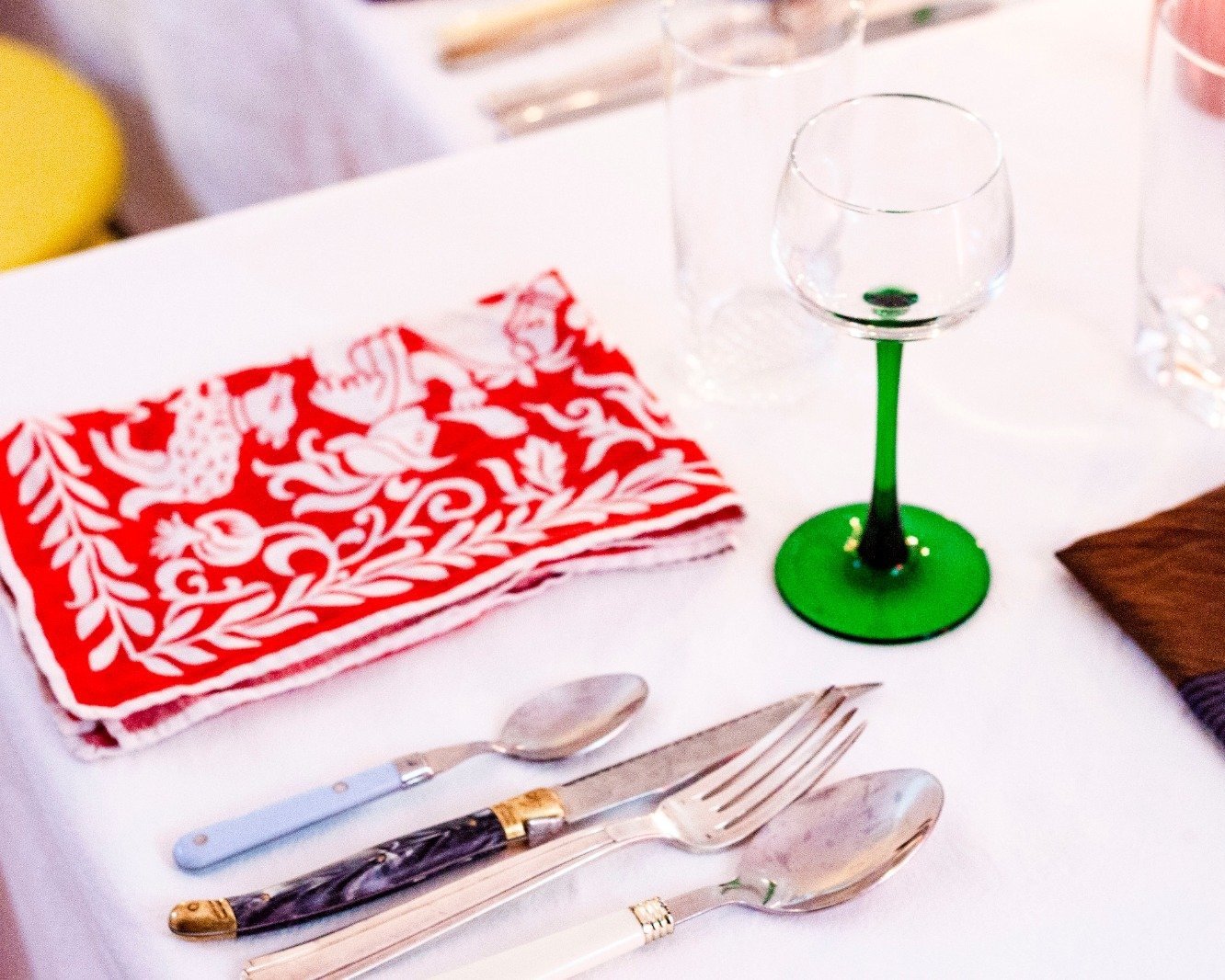 Couverts colorés, verre sur mer, vente et location de vaisselle vintage pour professionnels du CHR