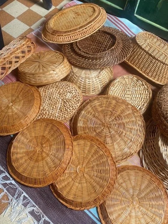 Corbeille à pain en osier, verre sur mer, vente et location de vaisselle vintage pour professionnels du CHR