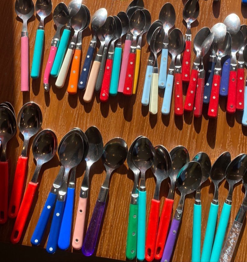 Couverts colorés, verre sur mer, vente et location de vaisselle vintage pour professionnels du CHR